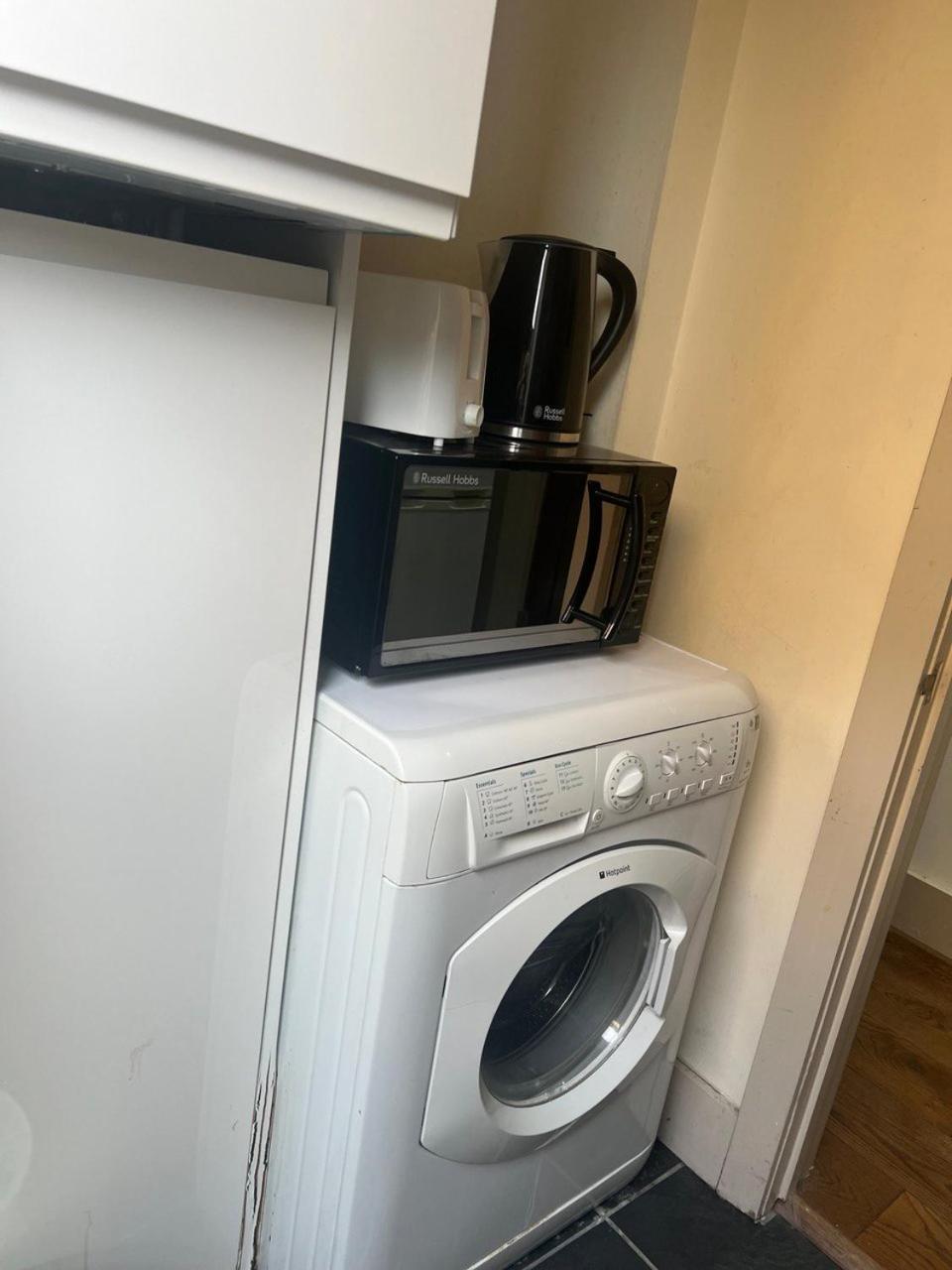 Self Contain With Room, Double Bed, Kitchen * London