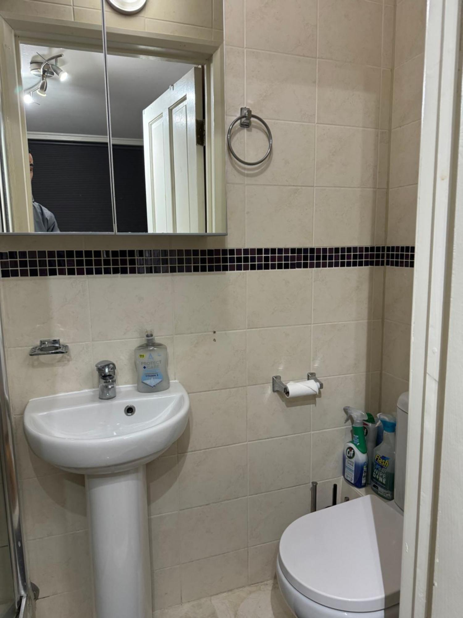 Hospedagem domiciliar Double Bed With En-suite & Free Parking In Cricklewood Nw2