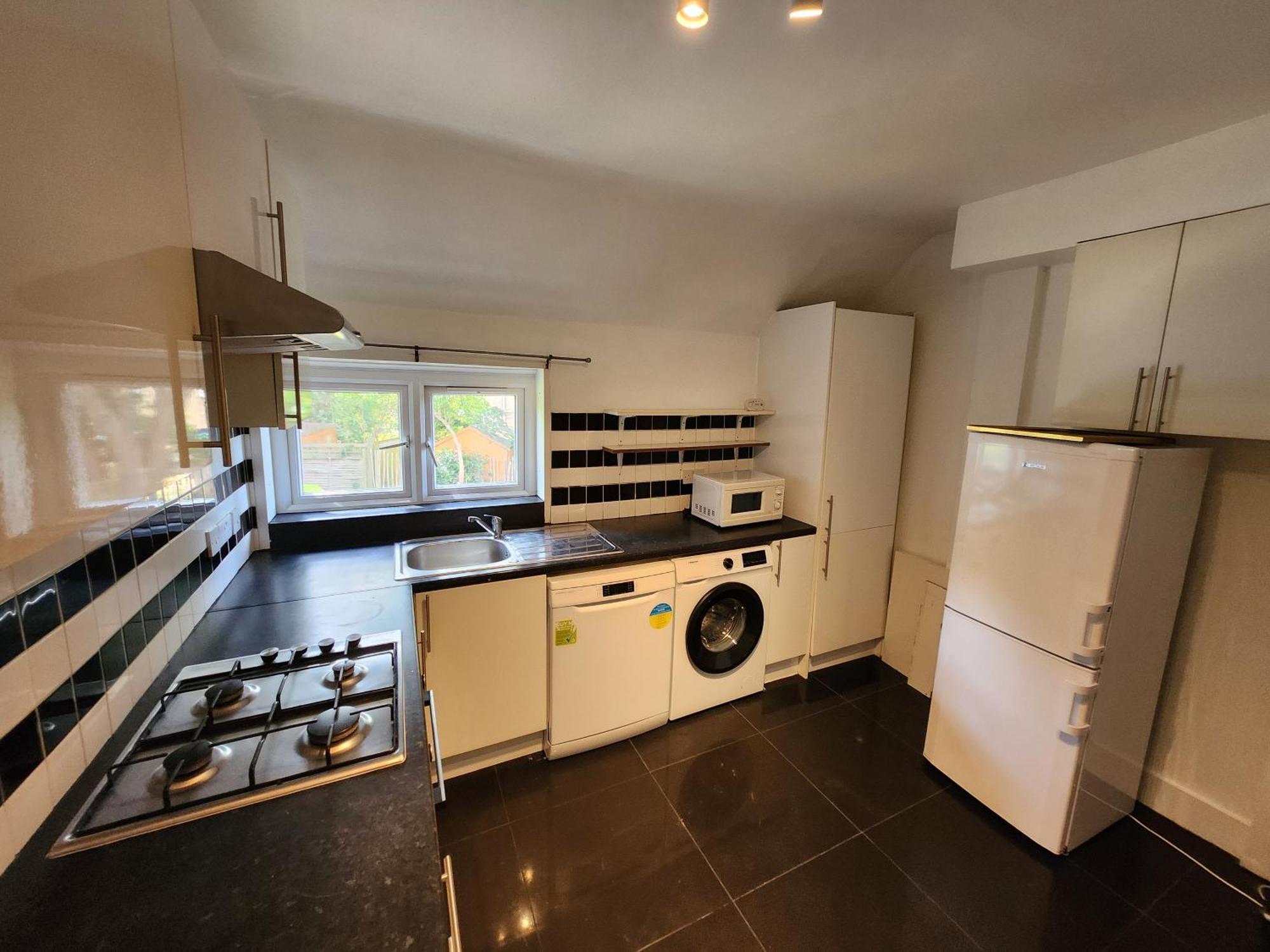 Apartment Flat With Work Station, Monitor, Smart Tv & Netflix *