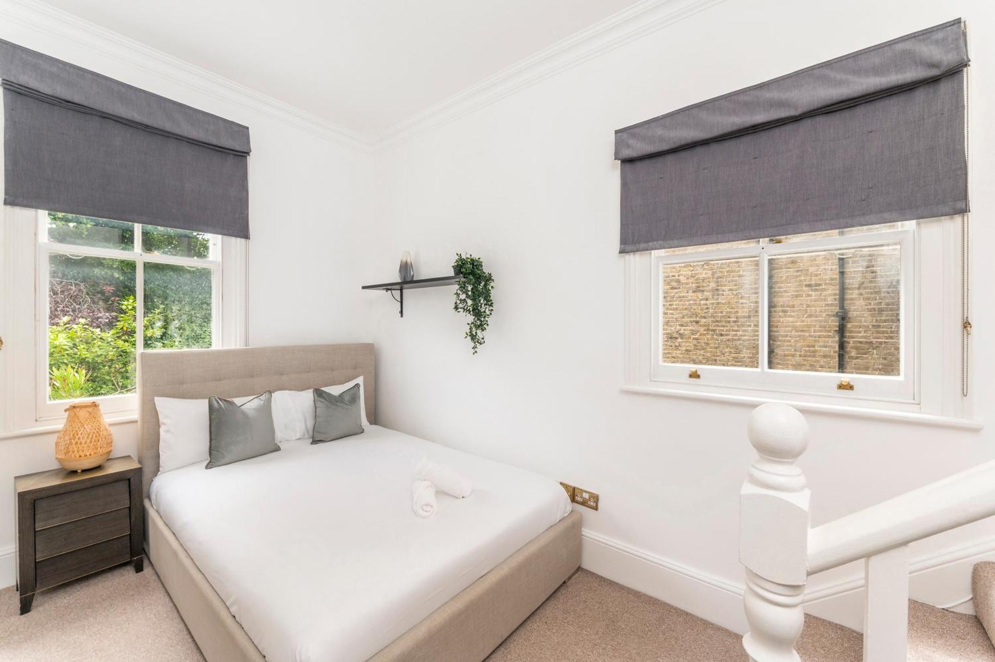 Kensington Luxury Retreat: Spacious 2-bedroom With Prime Location London