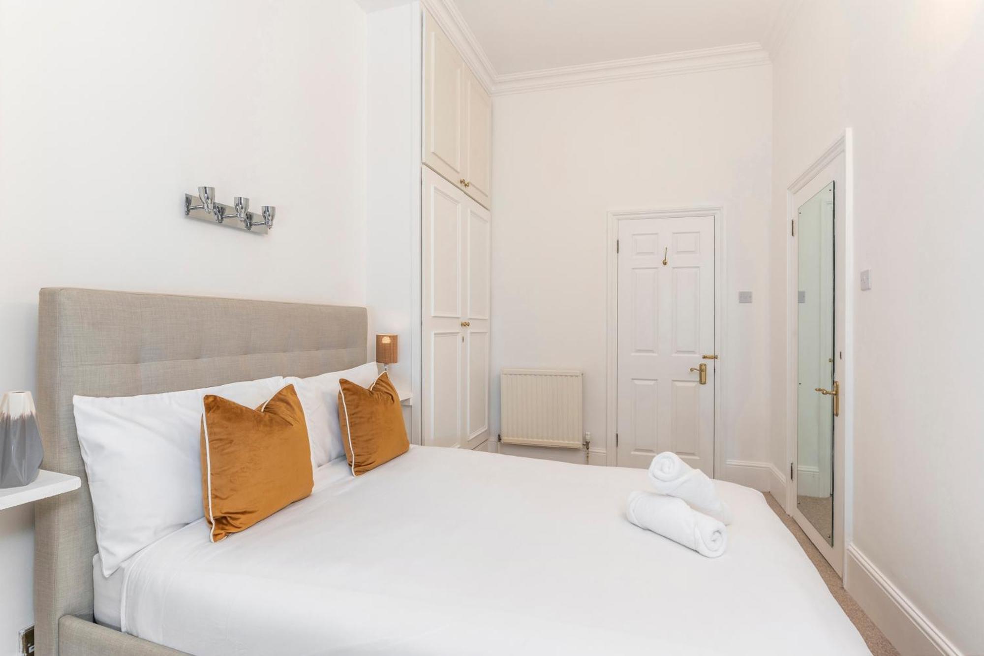 Kensington Luxury Retreat: Spacious 2-bedroom With Prime Location