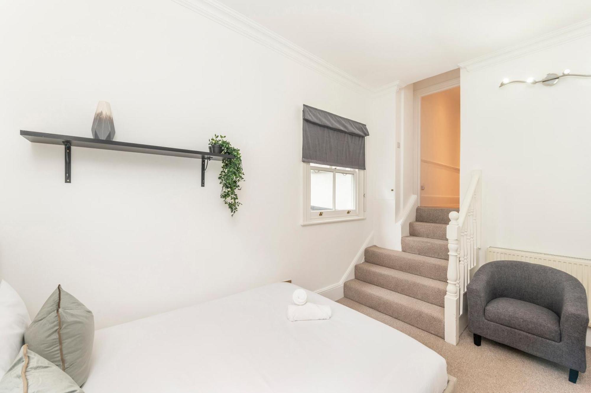 Apartment Kensington Luxury Retreat: Spacious 2-bedroom With Prime Location