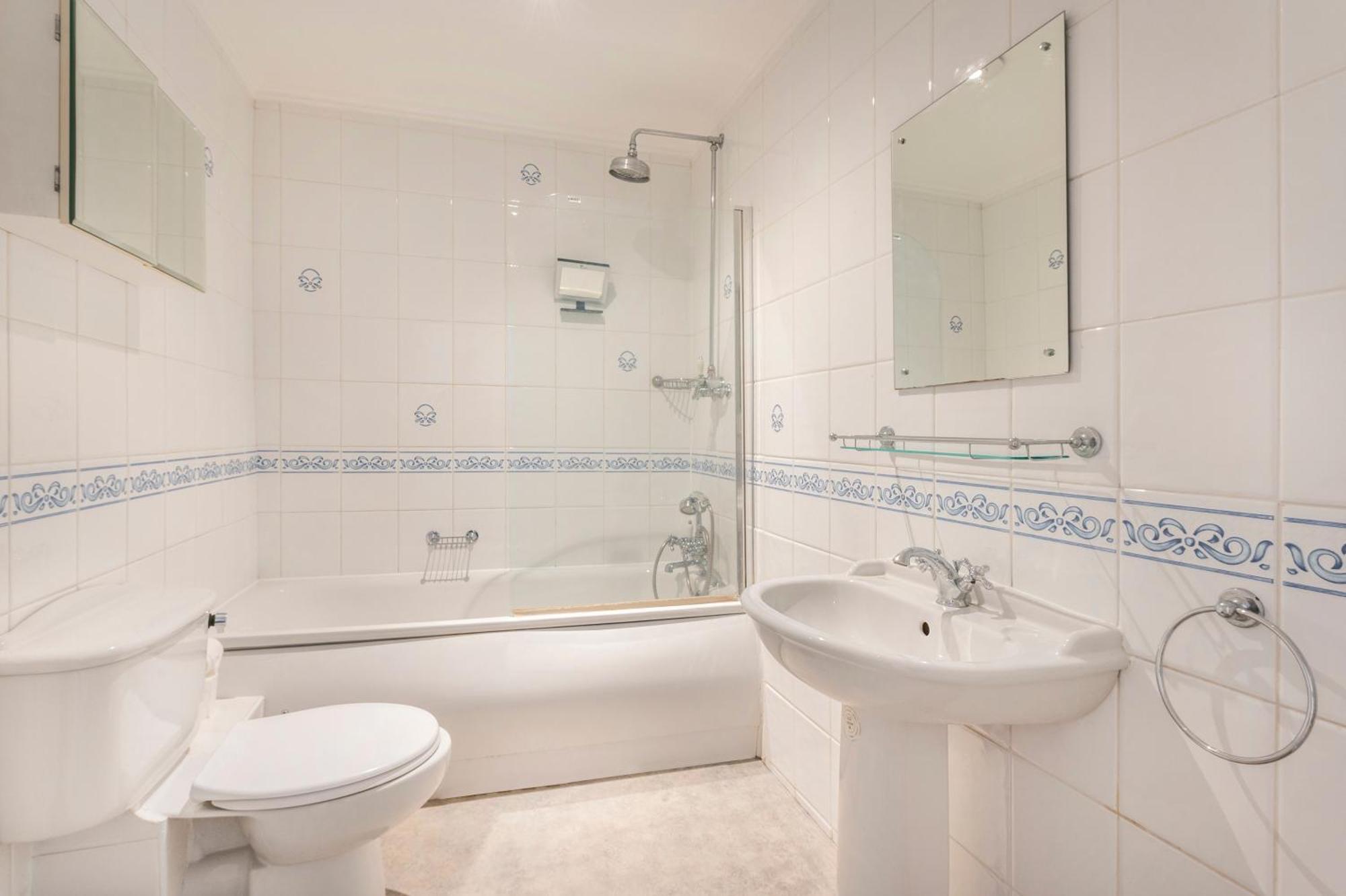 Apartment Kensington Luxury Retreat: Spacious 2-bedroom With Prime Location *