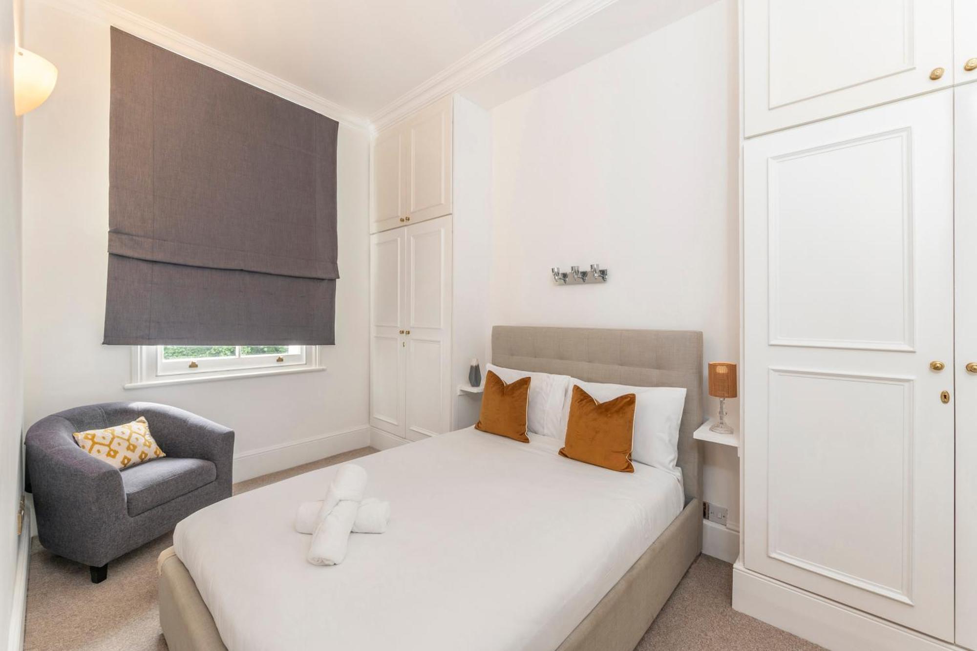 Kensington Luxury Retreat: Spacious 2-bedroom With Prime Location