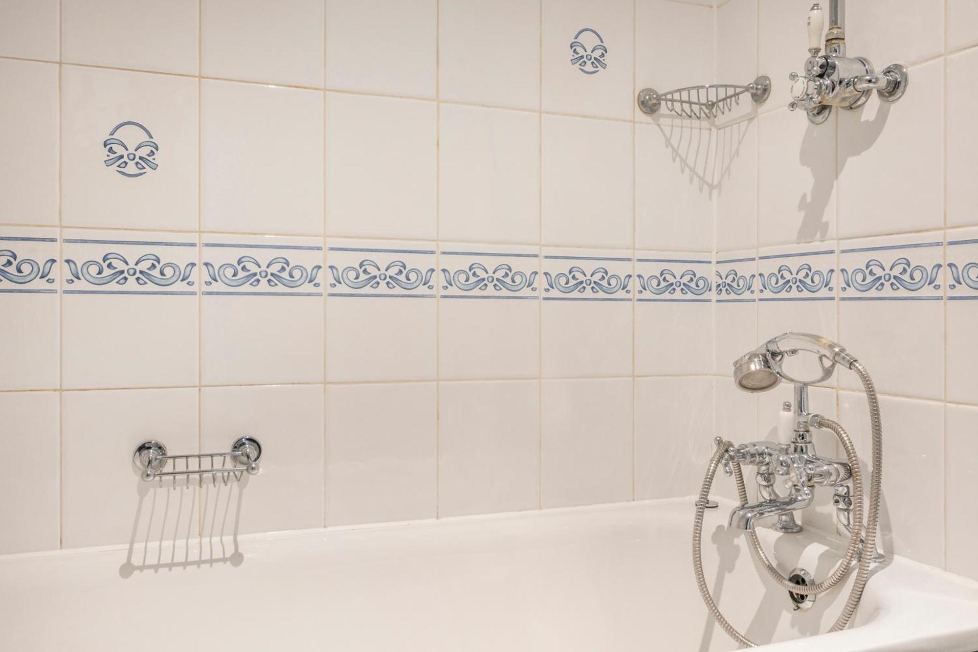 Apartment Kensington Luxury Retreat: Spacious 2-bedroom With Prime Location London