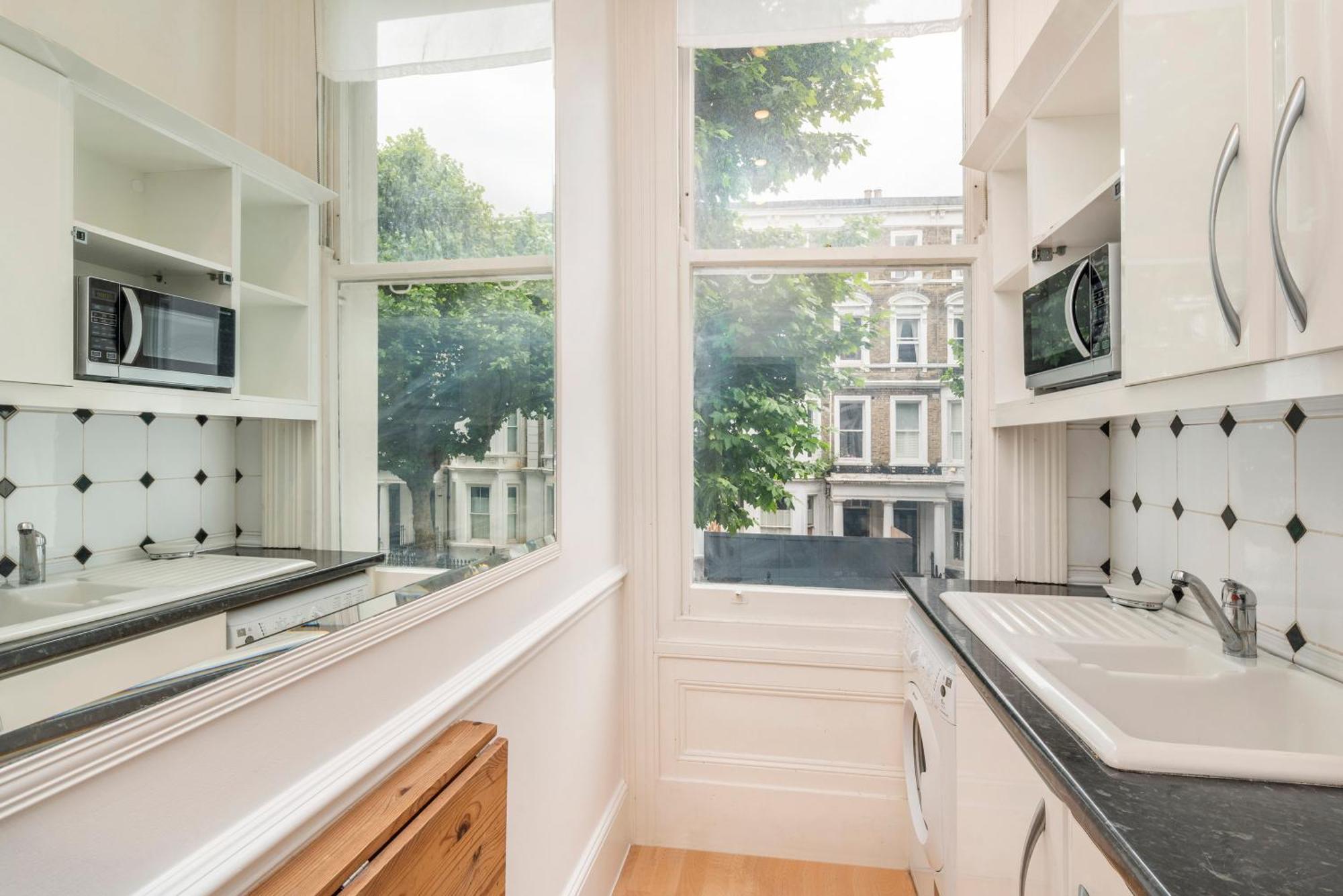 Kensington Luxury Retreat: Spacious 2-bedroom With Prime Location *