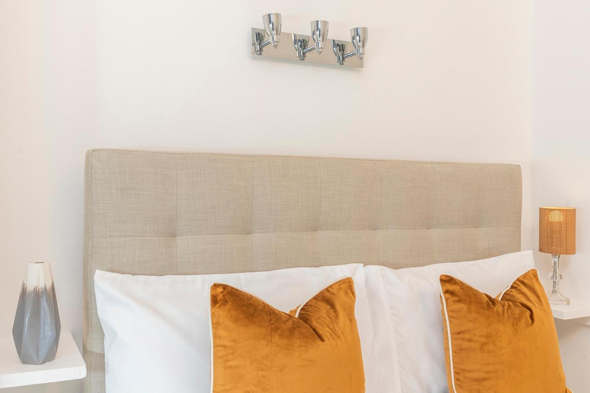 Apartment Kensington Luxury Retreat: Spacious 2-bedroom With Prime Location London