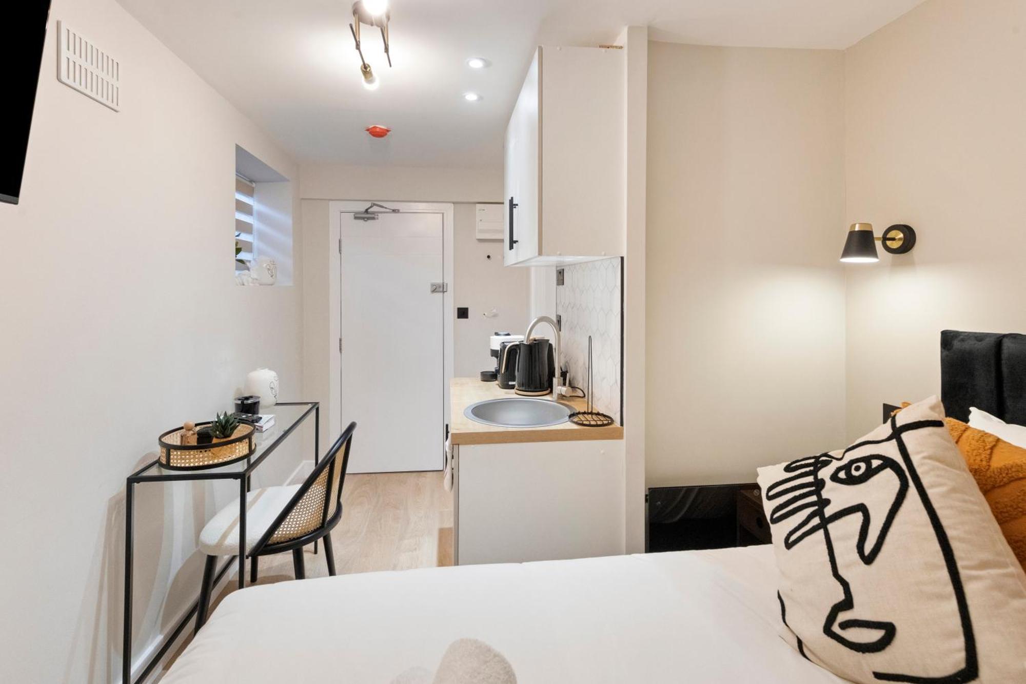 Apartment Chic Pad: Modern Retreat *