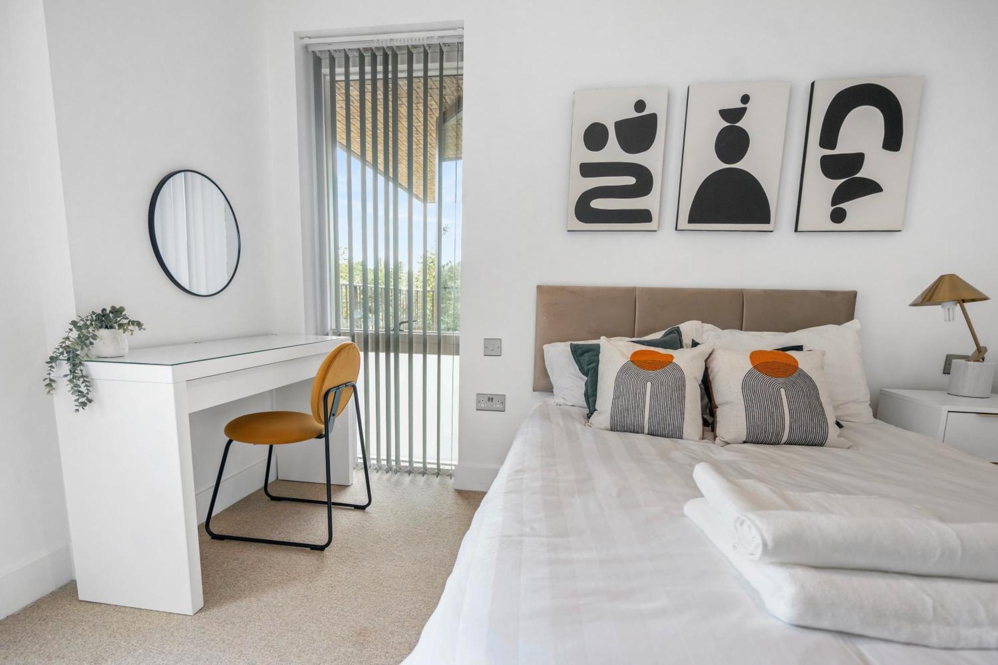 Abodess Near Wembley - 2bdr With Super King, Secure Free Parking & Balcony Views *