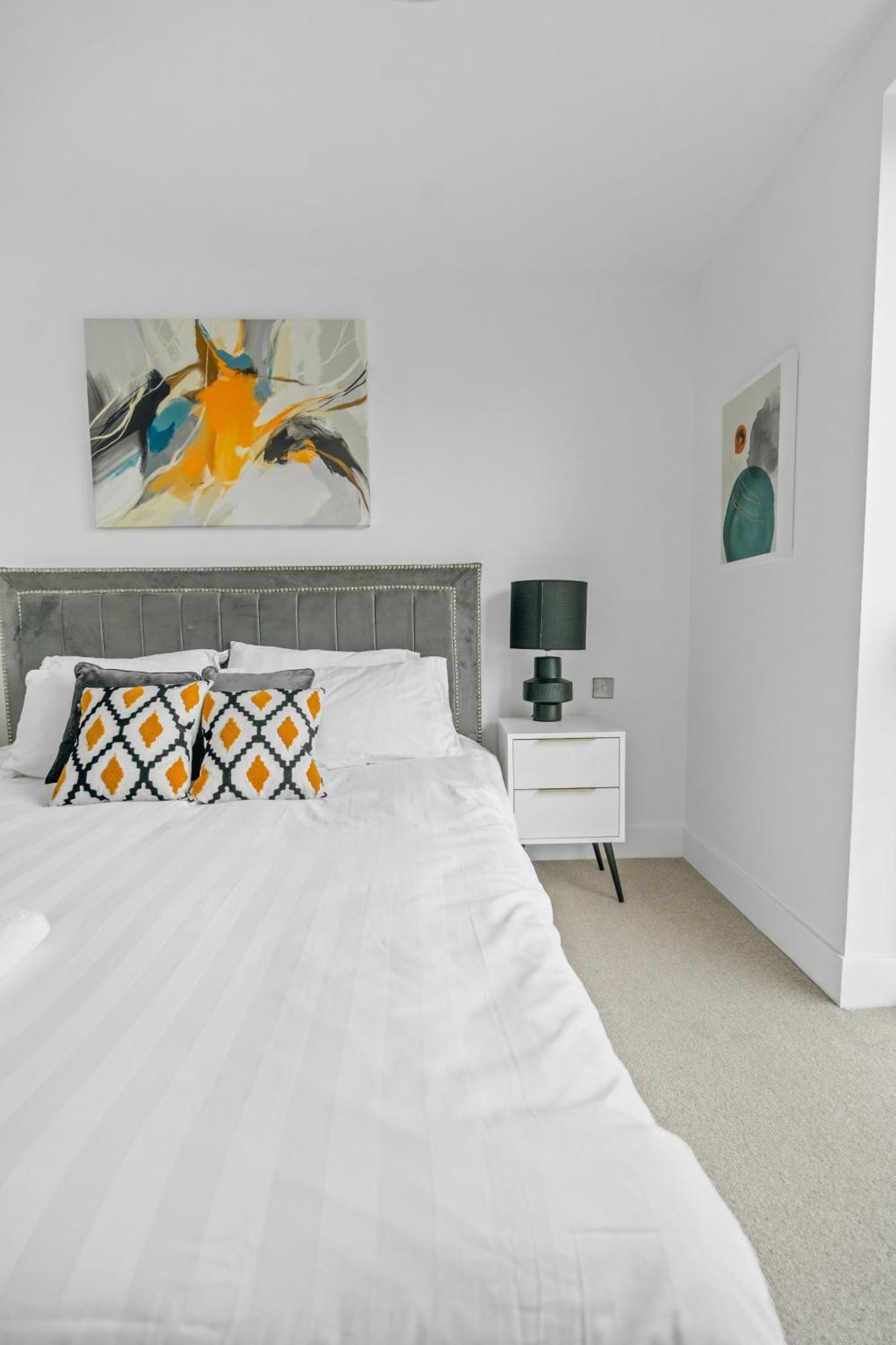 Apartment Abodess Near Wembley - 2bdr With Super King, Secure Free Parking & Balcony Views