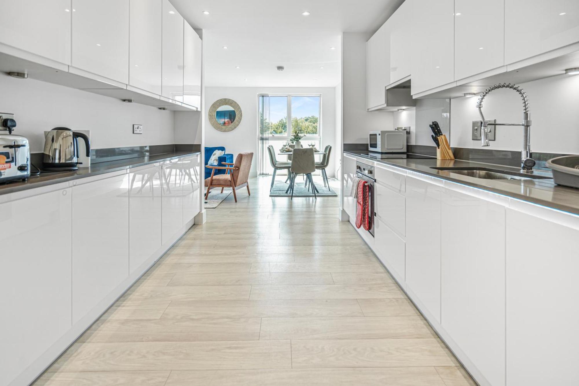 Apartment Abodess Near Wembley - 2bdr With Super King, Secure Free Parking & Balcony Views
