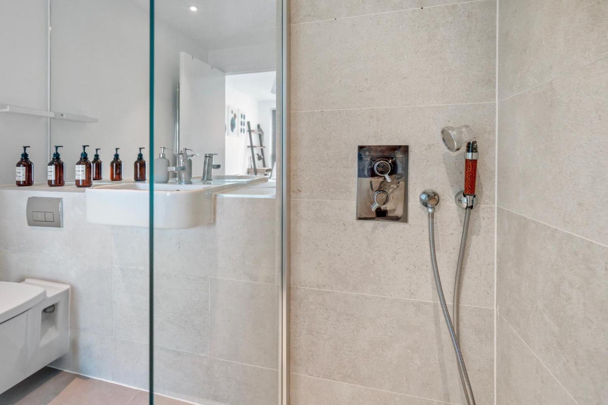 Abodess Near Wembley - 2bdr With Super King, Secure Free Parking & Balcony Views Apartment *