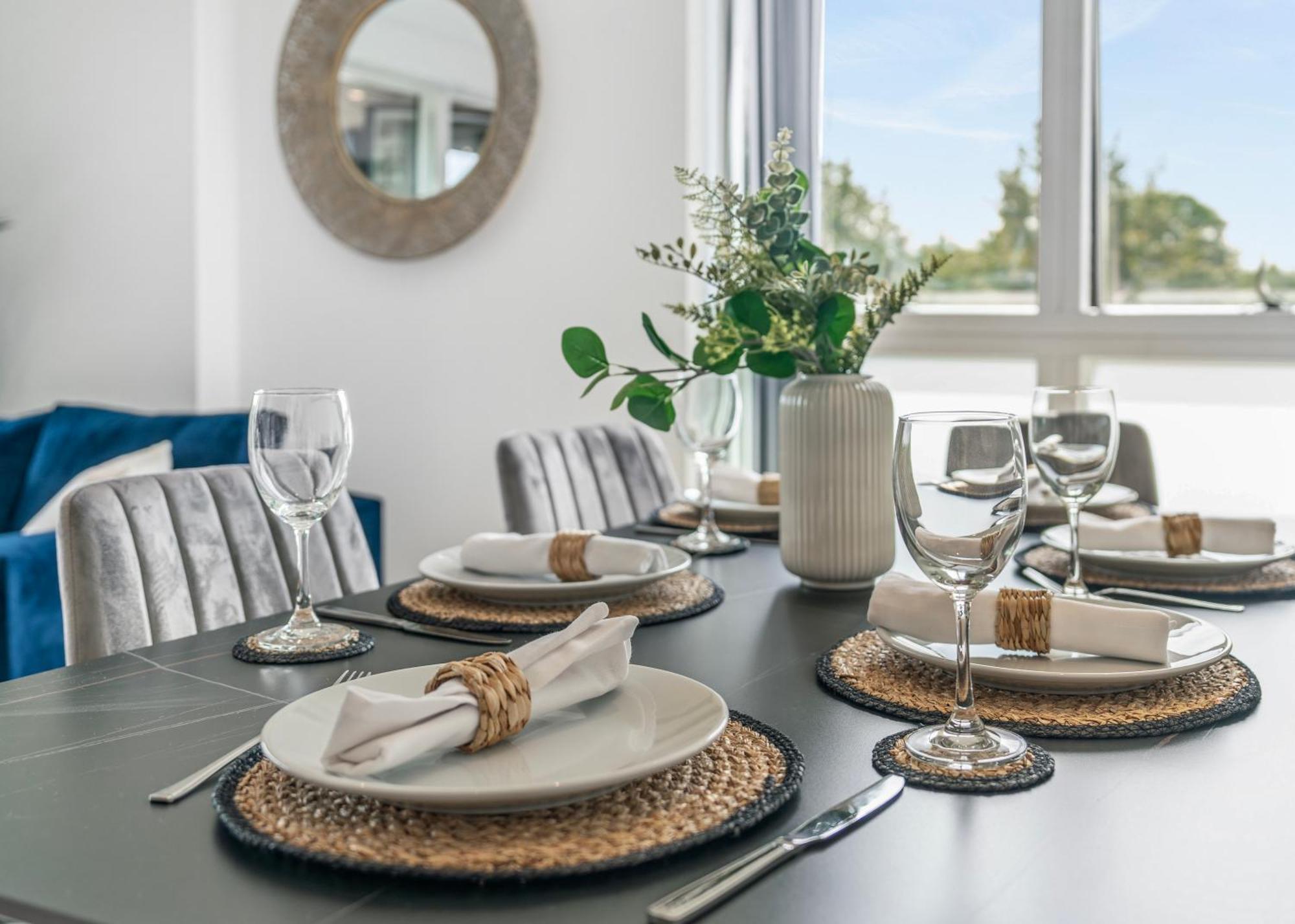 Abodess Near Wembley - 2bdr With Super King, Secure Free Parking & Balcony Views Apartment *