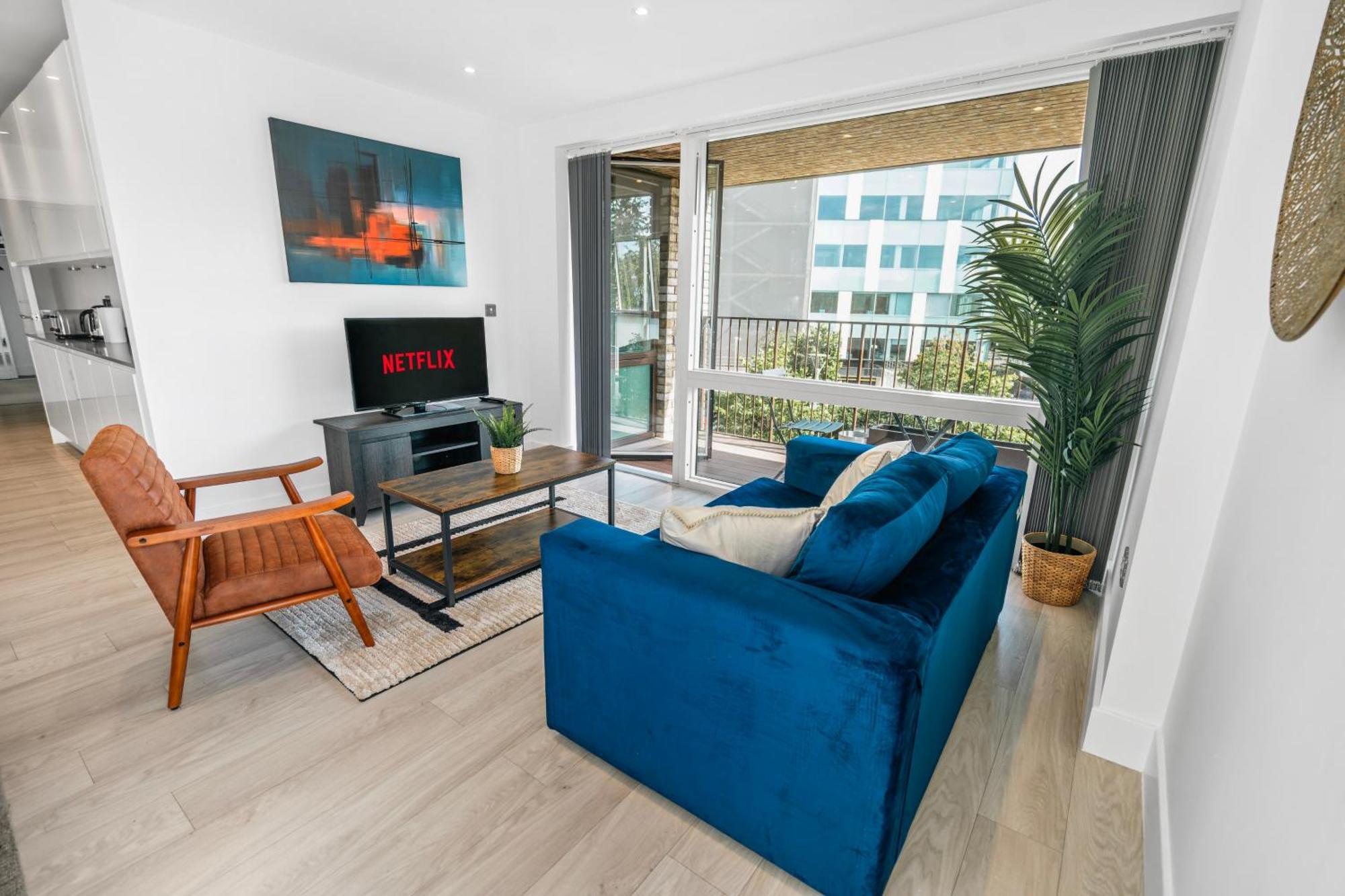 Abodess Near Wembley - 2bdr With Super King, Secure Free Parking & Balcony Views *