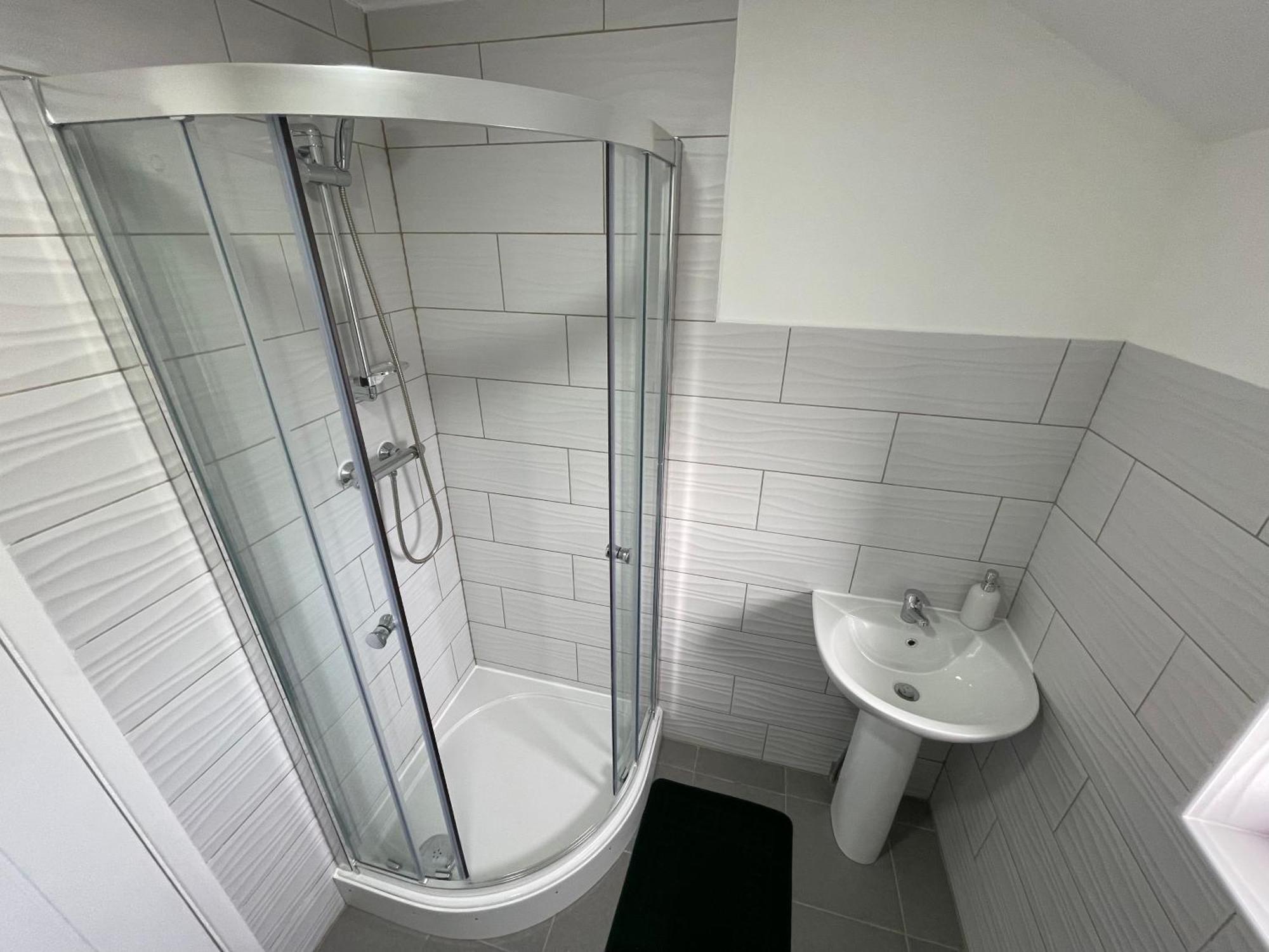 Two Bedroom Central Location Modern Flat Stratford * London