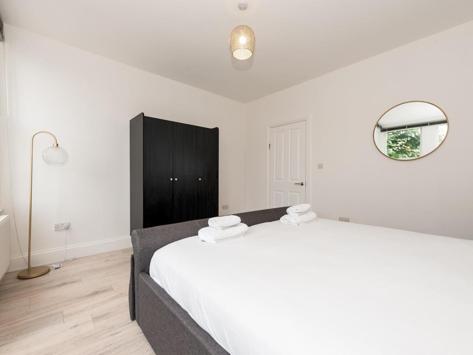 Holiday home Stylish Newly Renovated Large With Garden Pass The Keys London