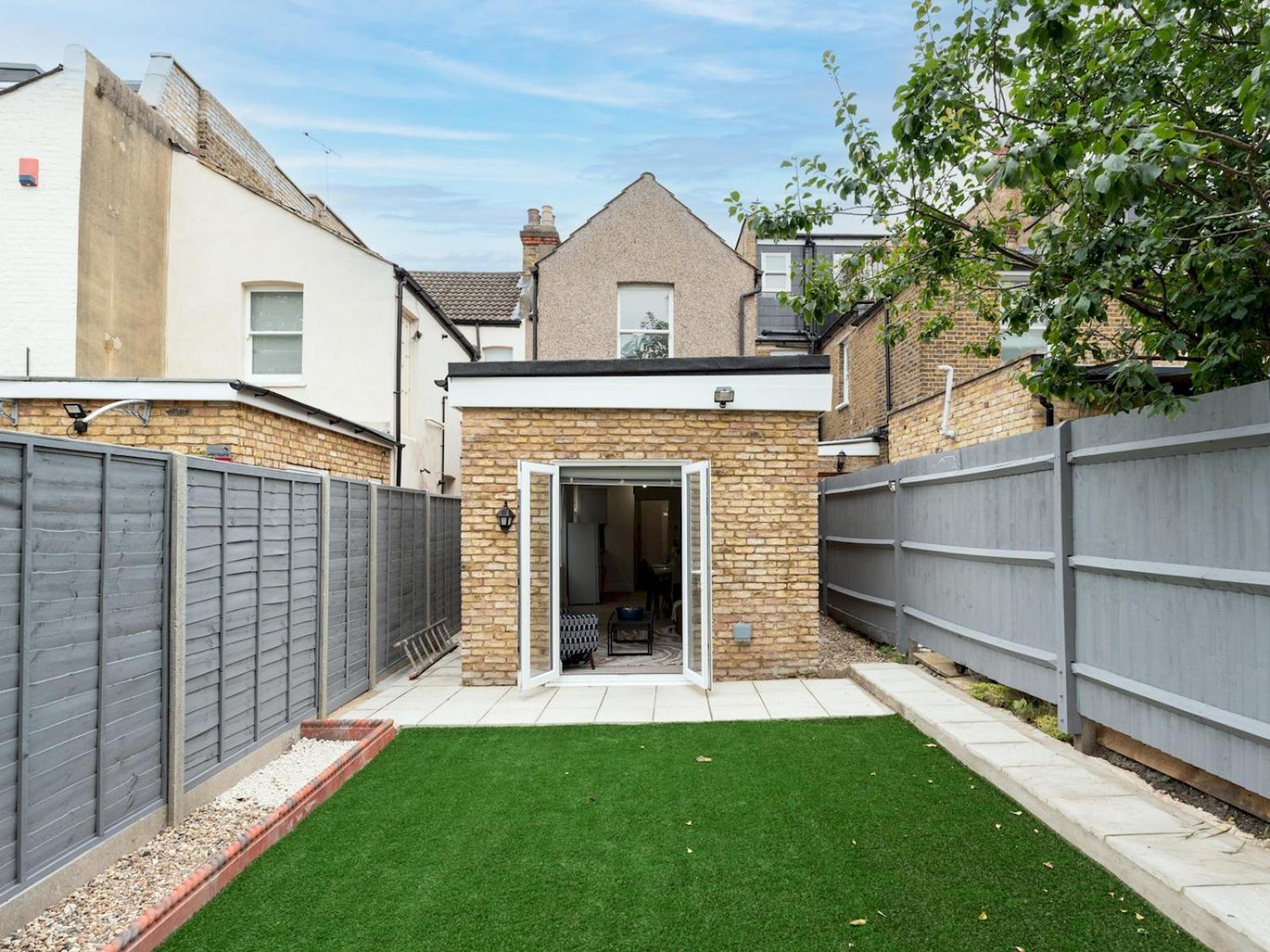 Holiday home Stylish Newly Renovated Large With Garden Pass The Keys London
