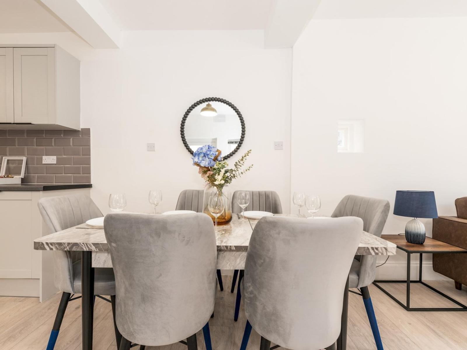 Stylish Newly Renovated Large With Garden Pass The Keys *
