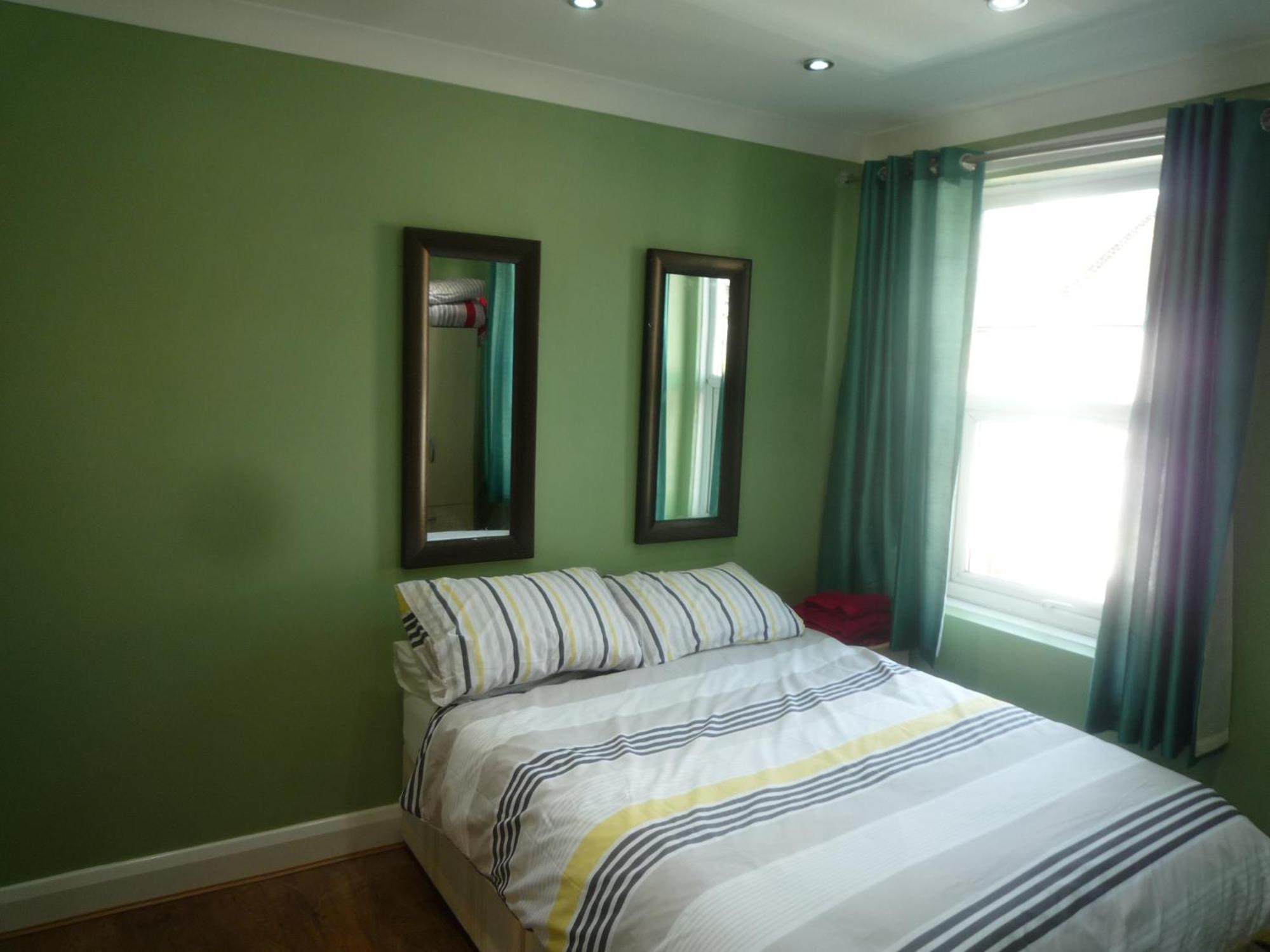 3 Bedroom House - Walthamstow Apartment