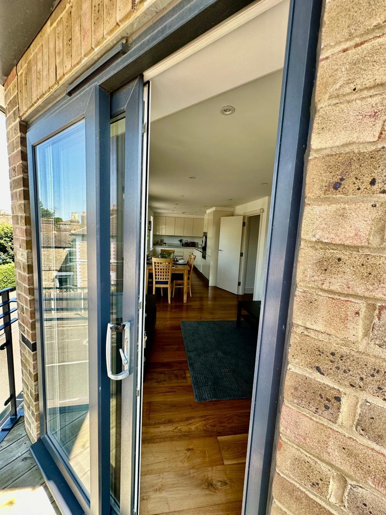 Apartment Large, Family Friendly 3-bed Flat In Wood London