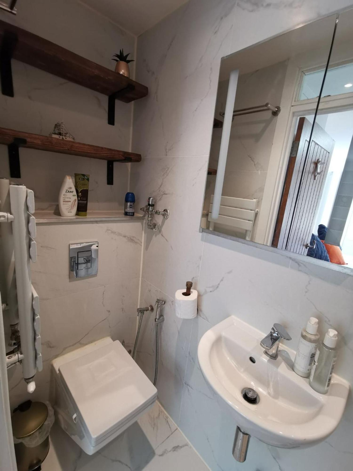 Holiday home Free Parking - 4 Bed - 3 Bath - Sofa Bed - Digital Lock Entry London