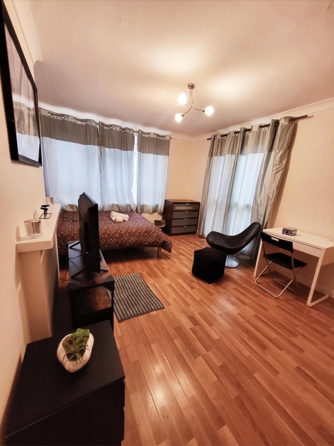 Huge And Affordable 3 Bedroom Flat In Hammersmith For 7 People With Welcome Breakfast Apartment London