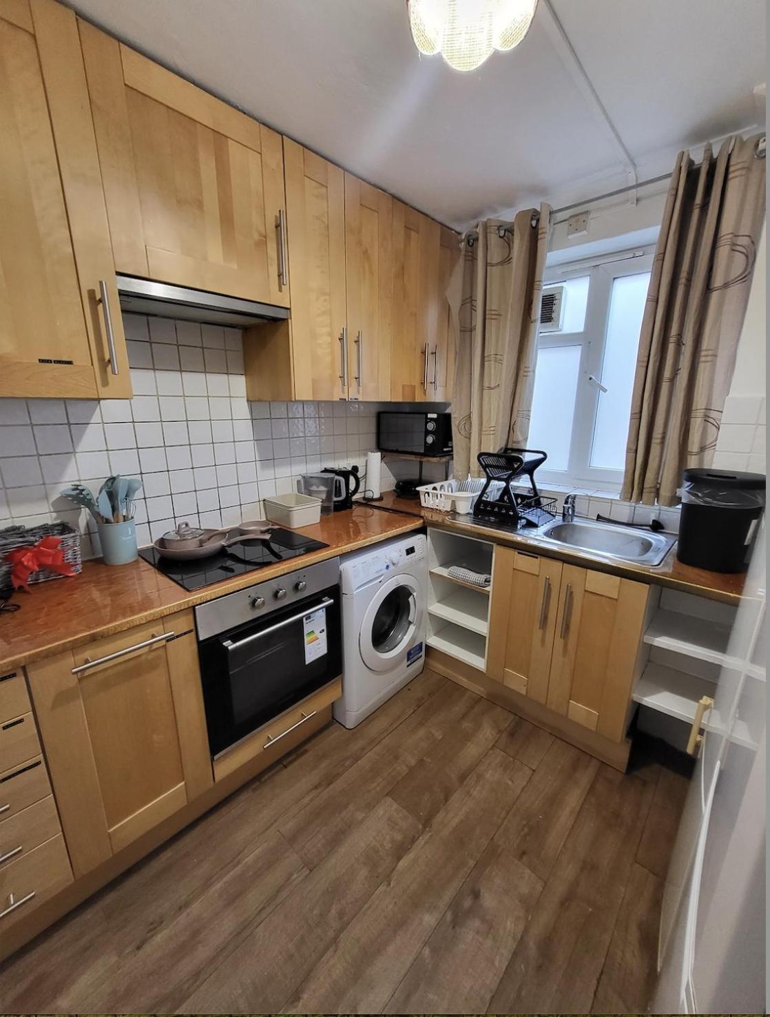 Huge And Affordable 3 Bedroom Flat In Hammersmith For 7 People With Welcome Breakfast