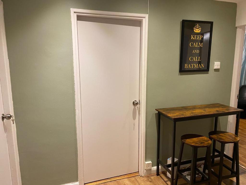 Huge And Affordable 3 Bedroom Flat In Hammersmith For 7 People With Welcome Breakfast Apartment *