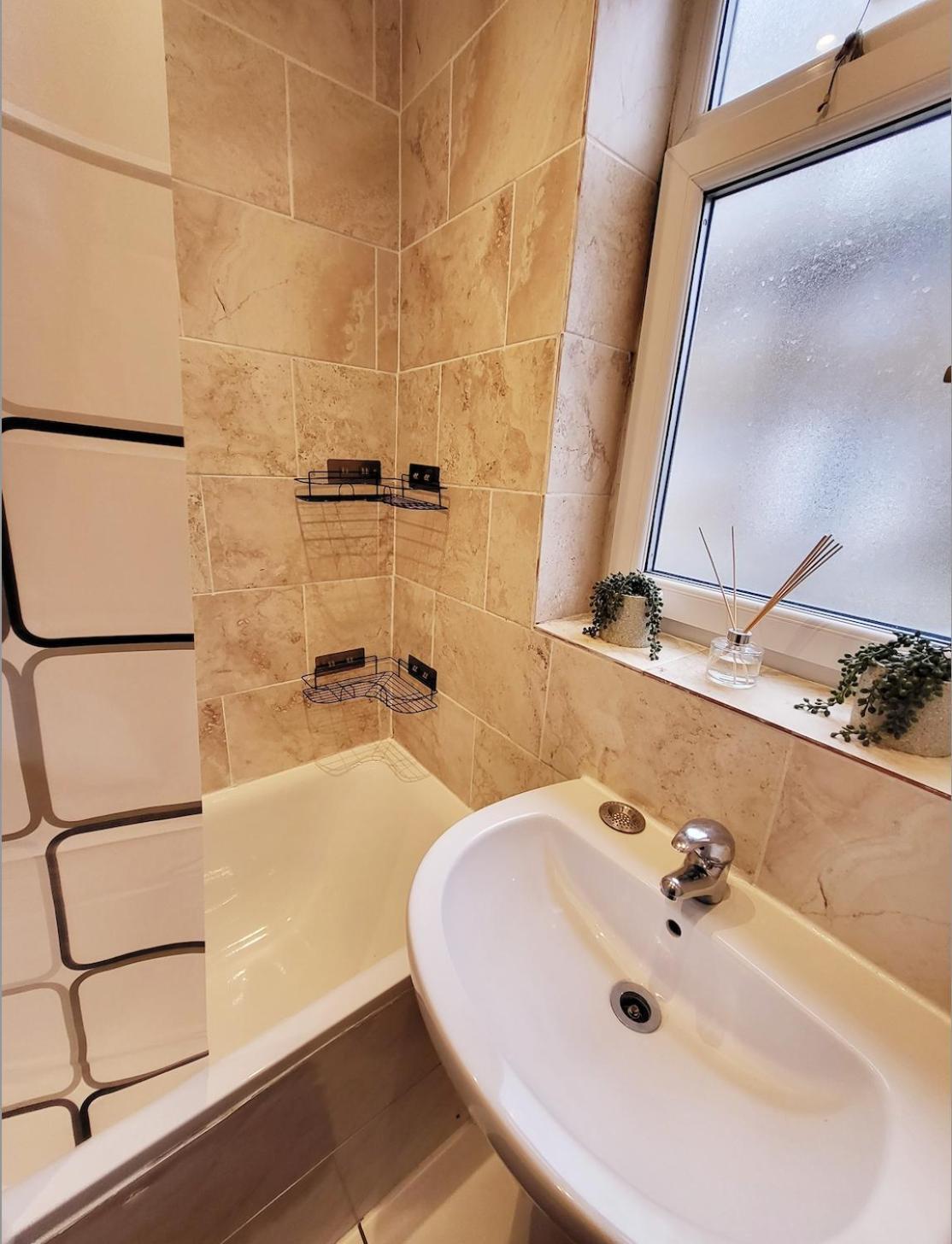 Huge And Affordable 3 Bedroom Flat In Hammersmith For 7 People With Welcome Breakfast Apartment