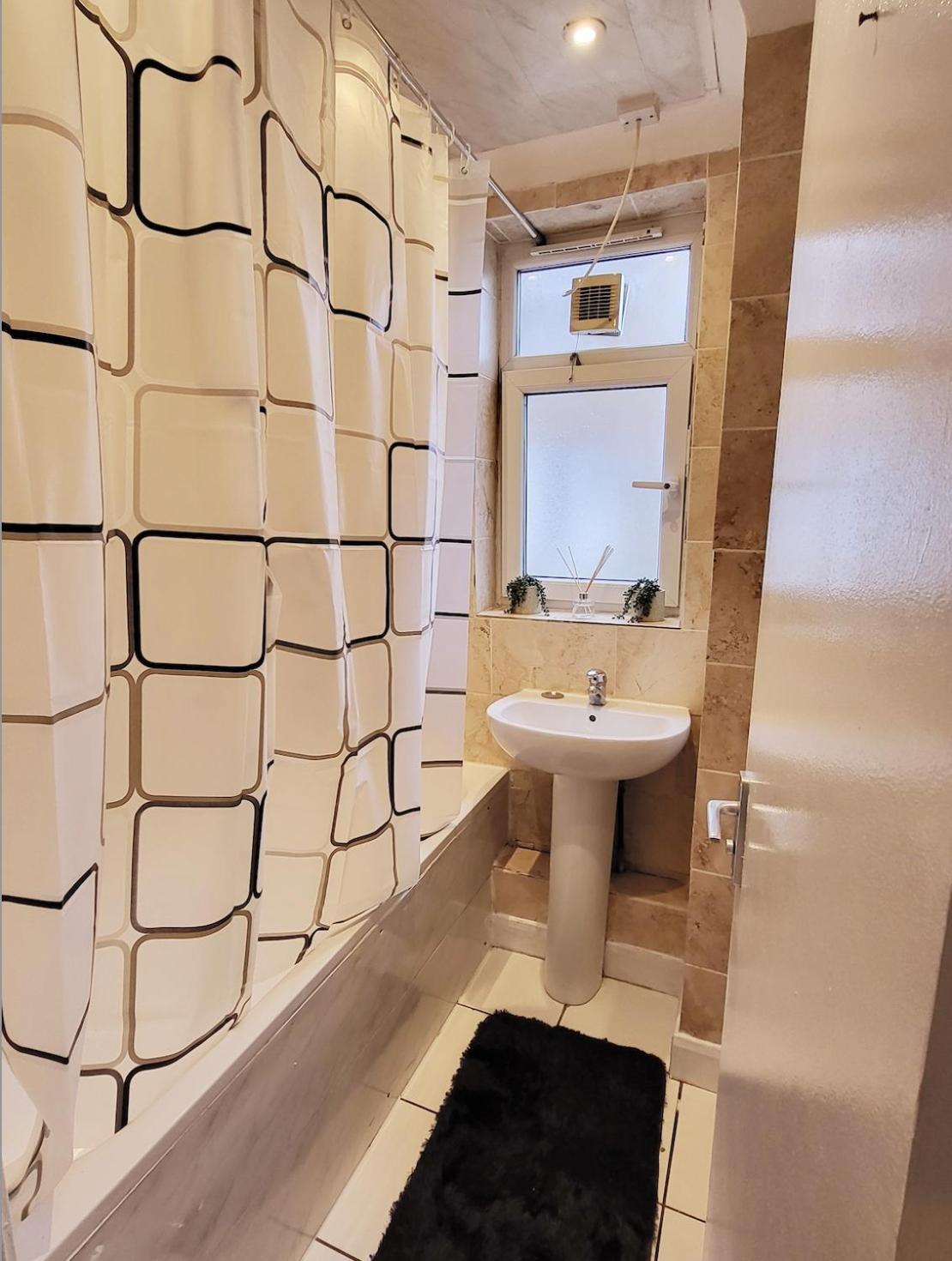 Apartment Huge And Affordable 3 Bedroom Flat In Hammersmith For 7 People With Welcome Breakfast London