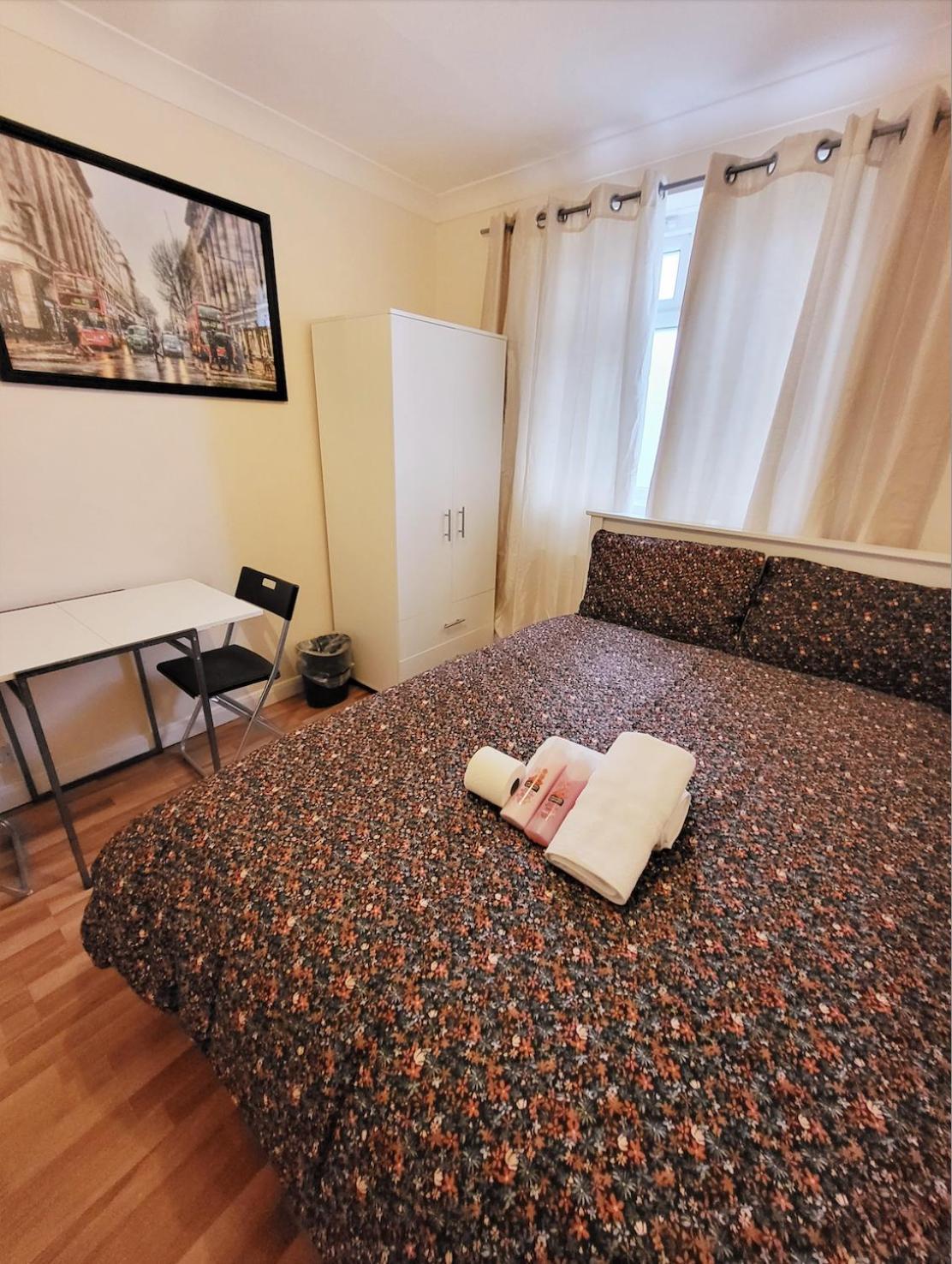 Apartment Huge And Affordable 3 Bedroom Flat In Hammersmith For 7 People With Welcome Breakfast *