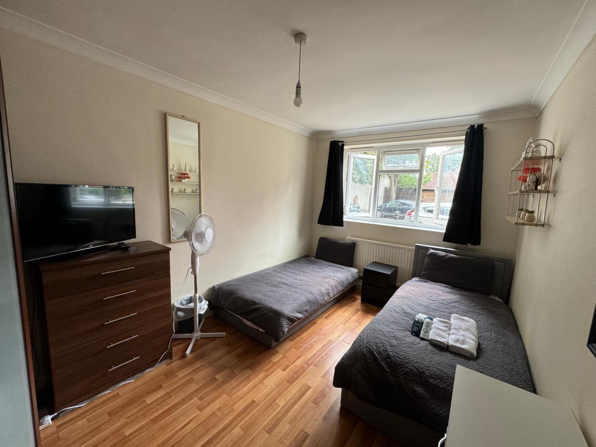 Huge And Affordable 3 Bedroom Flat In Hammersmith For 7 People With Welcome Breakfast Apartment *