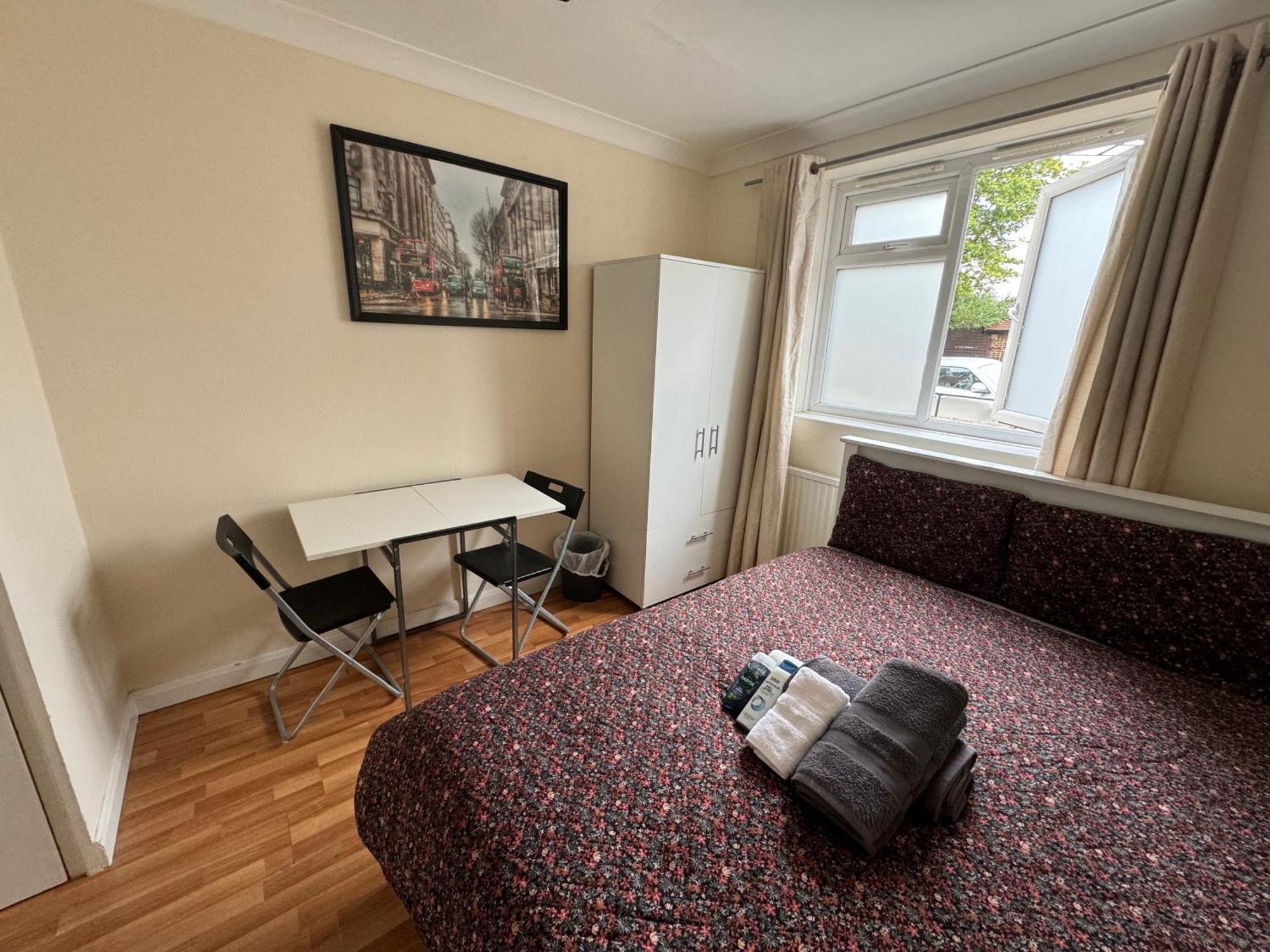 Huge And Affordable 3 Bedroom Flat In Hammersmith For 7 People With Welcome Breakfast Apartment London