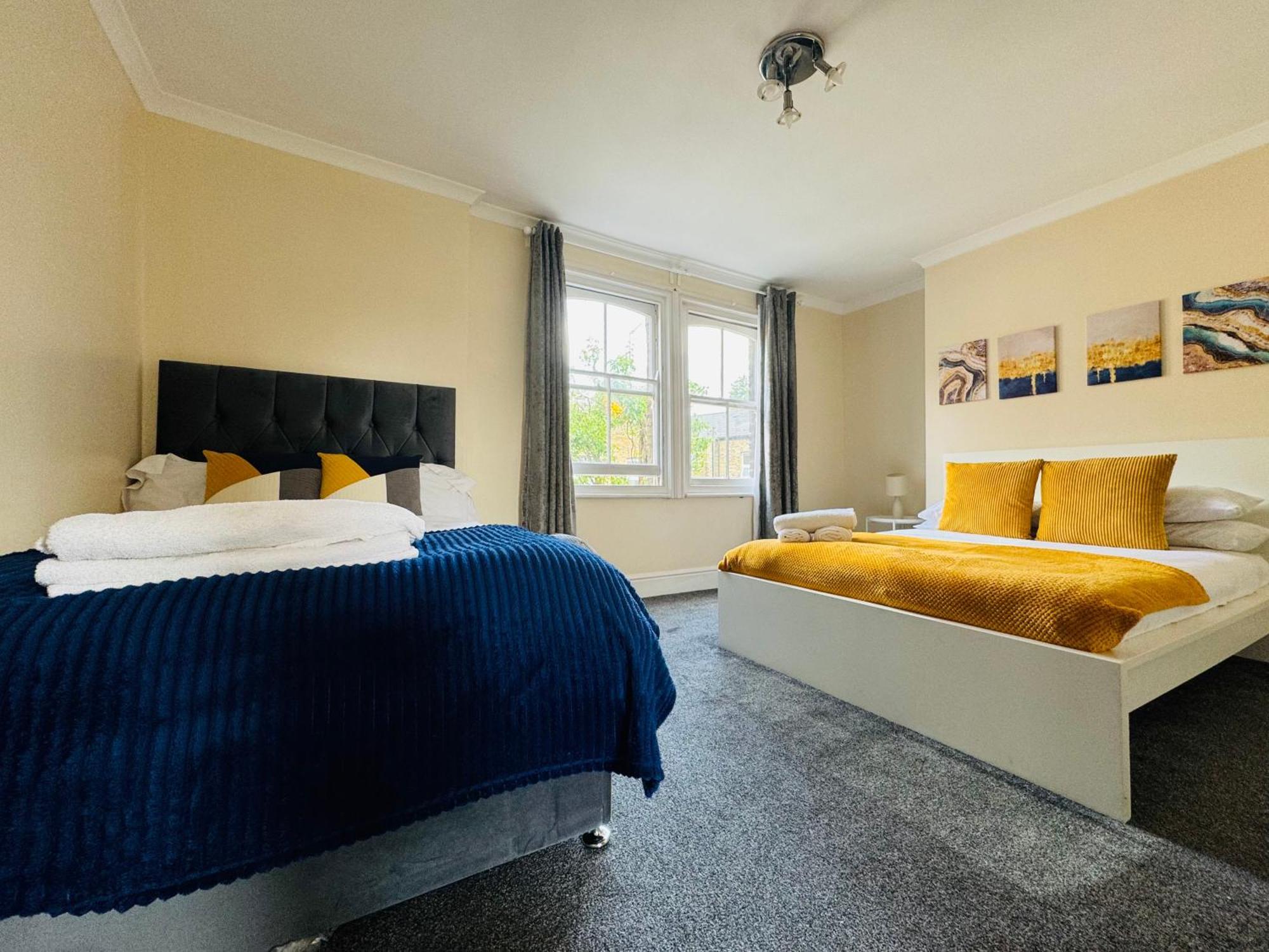 2 Bedroom Flat In * London