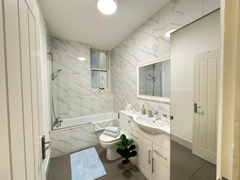 Luxury Four Bedroom Near Oxford Street Apartment London