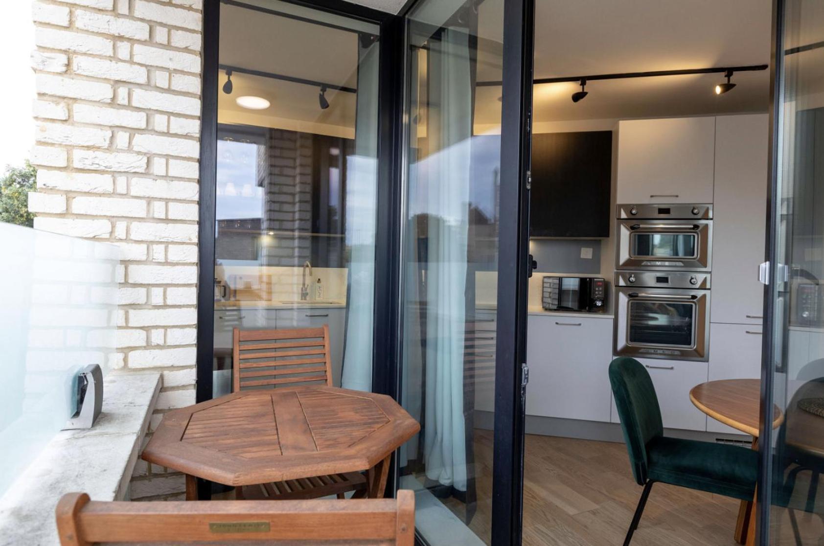 Apartment Modern Flat With Private Balcony Lift Access *