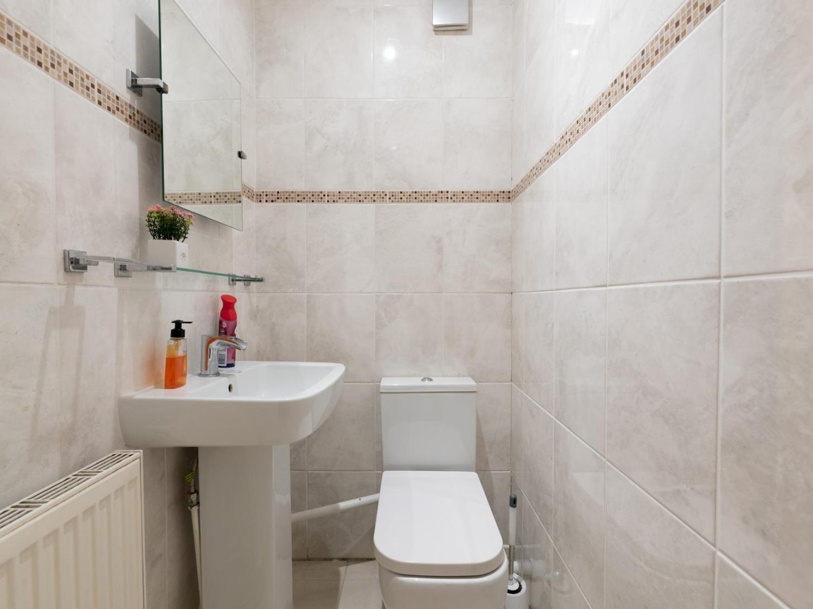 Casa de férias 4 Bed House In Greater Parking Pass The Keys *