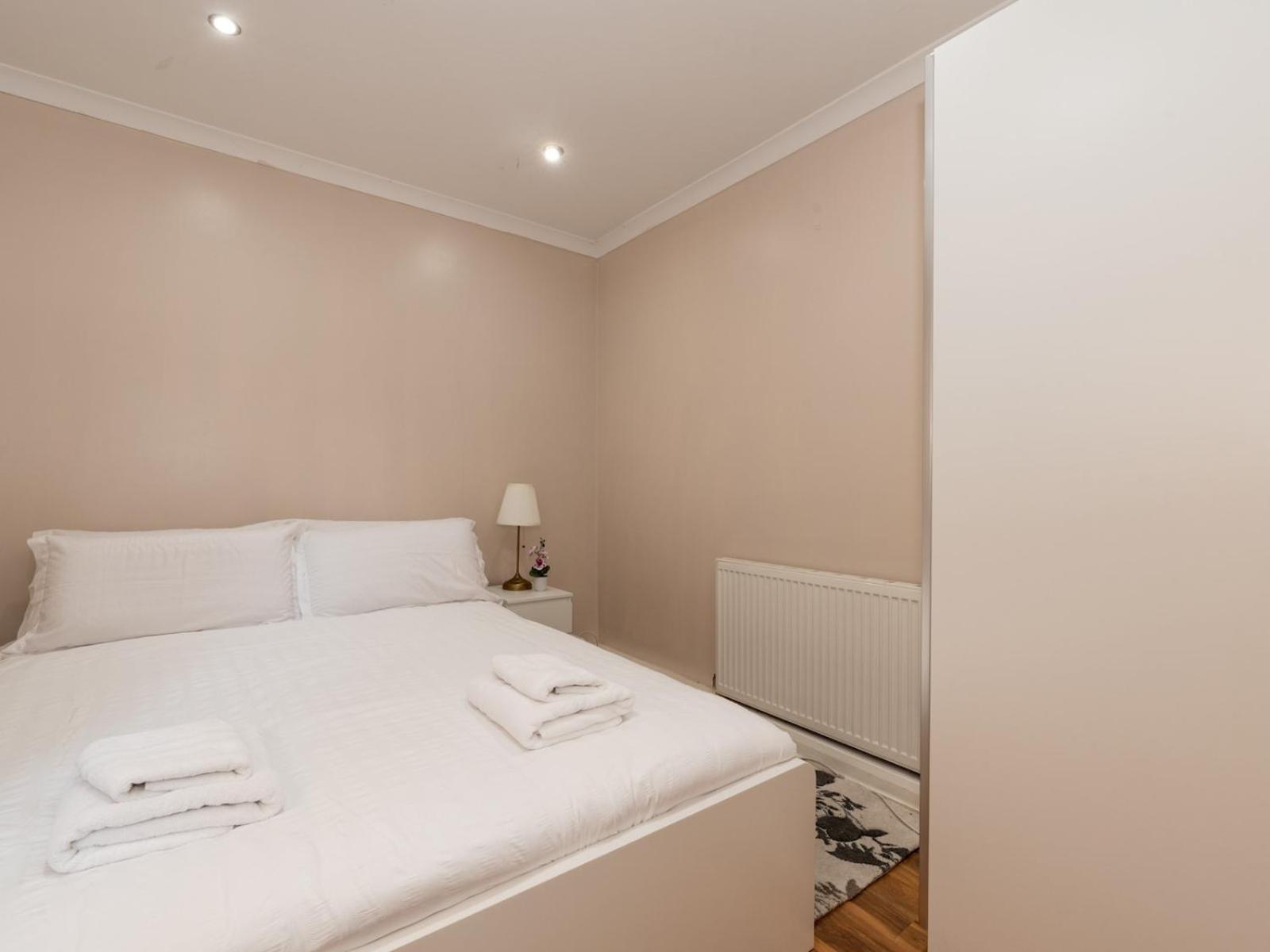 4 Bed House In Greater Parking Pass The Keys Holiday home *