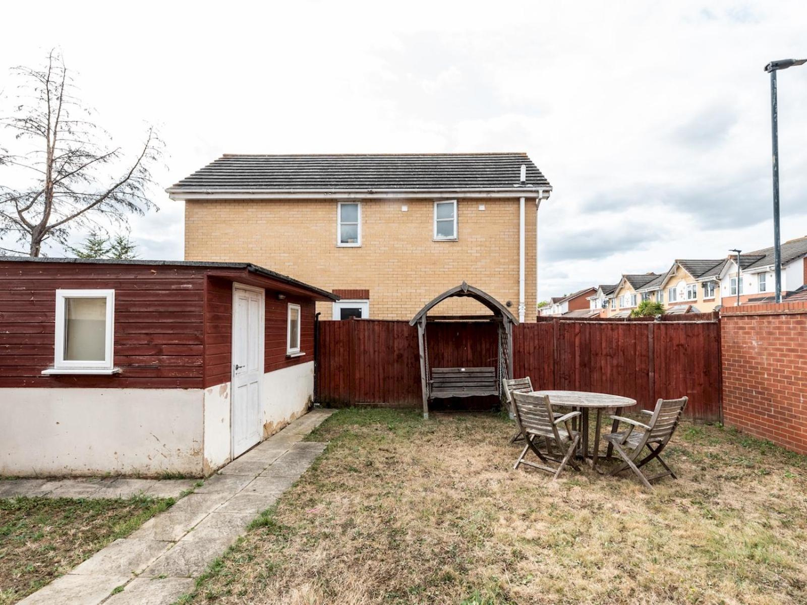 4 Bed House In Greater Parking Pass The Keys Holiday home *