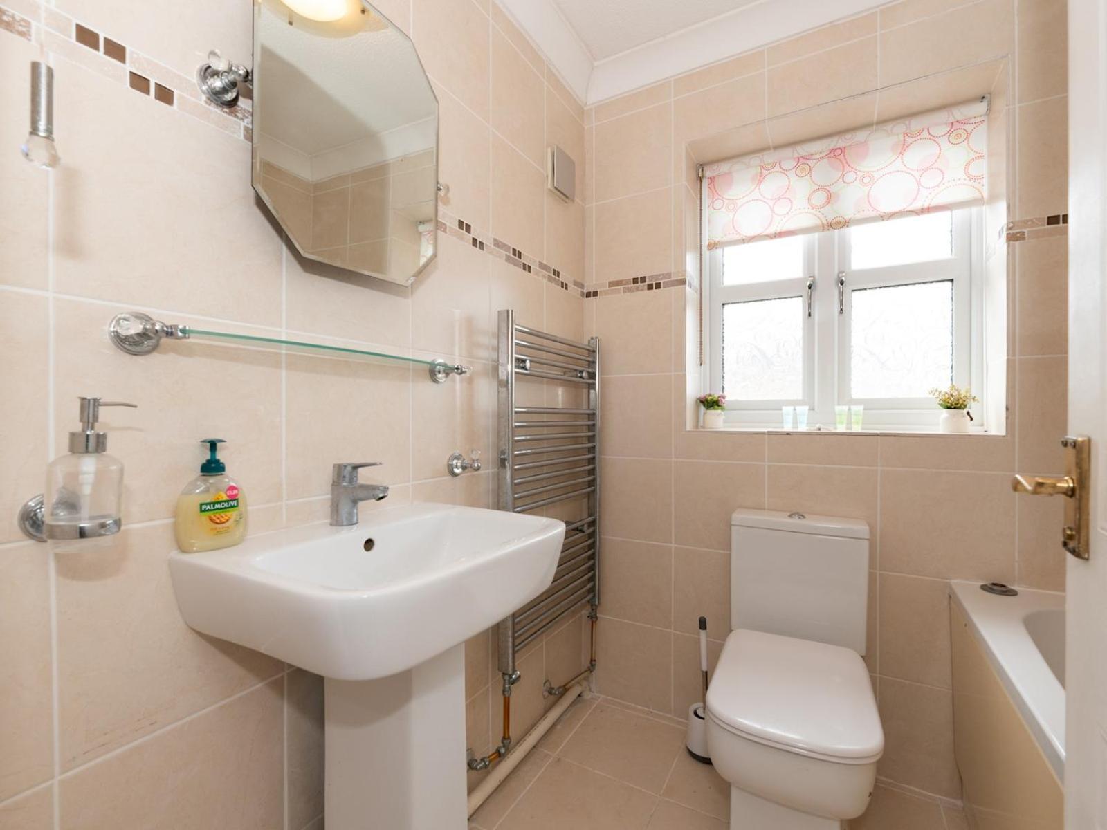 4 Bed House In Greater Parking Pass The Keys *