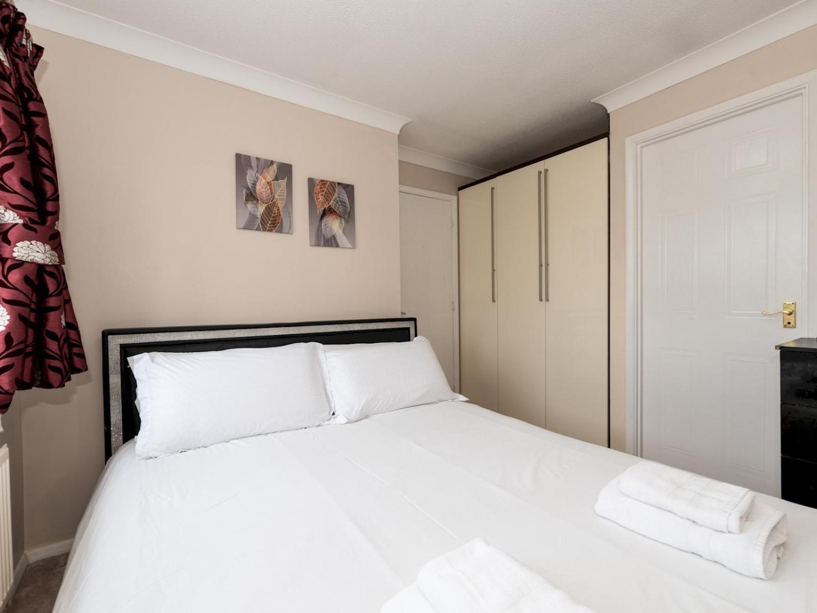 4 Bed House In Greater Parking Pass The Keys London
