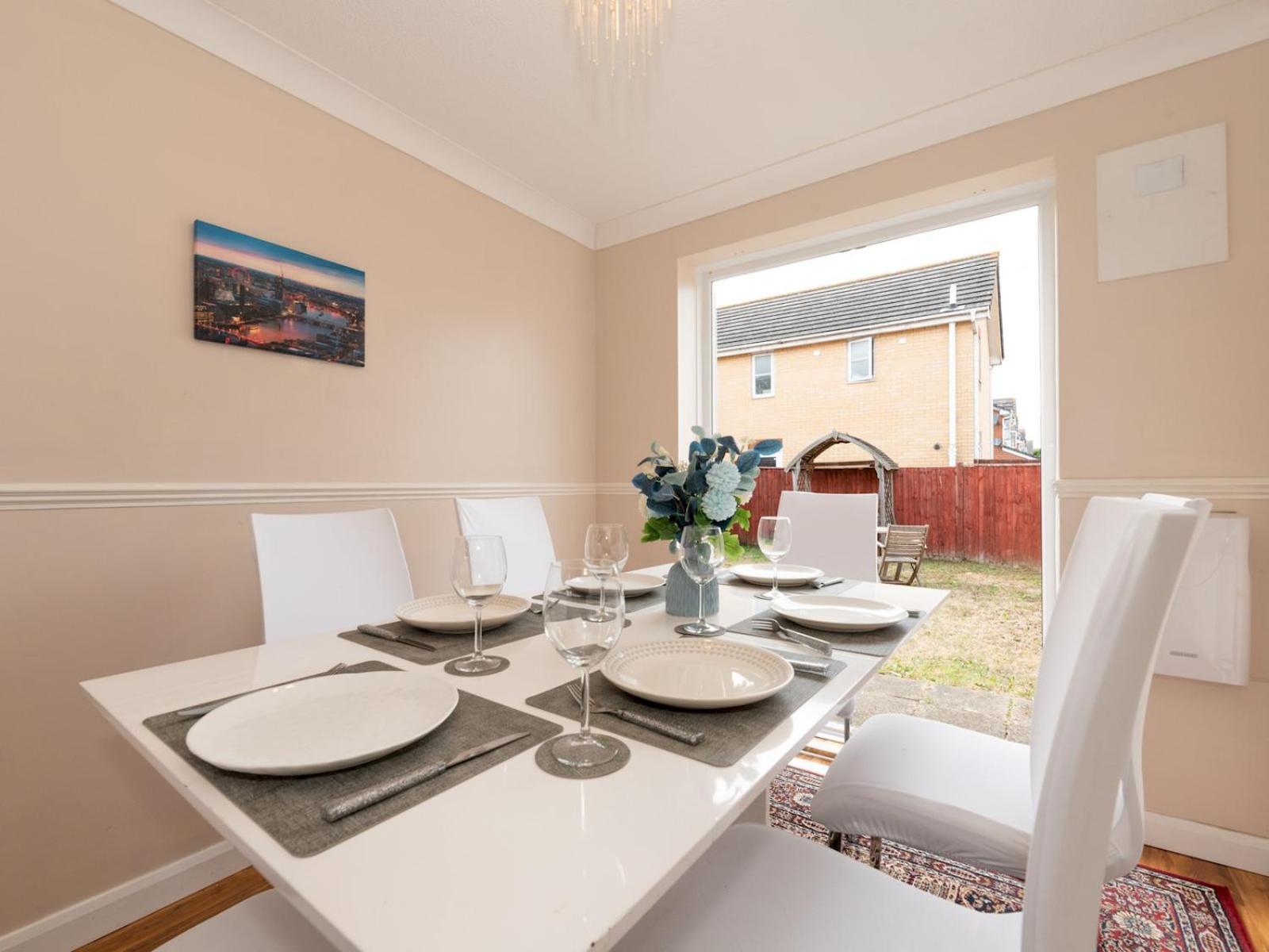 4 Bed House In Greater Parking Pass The Keys London