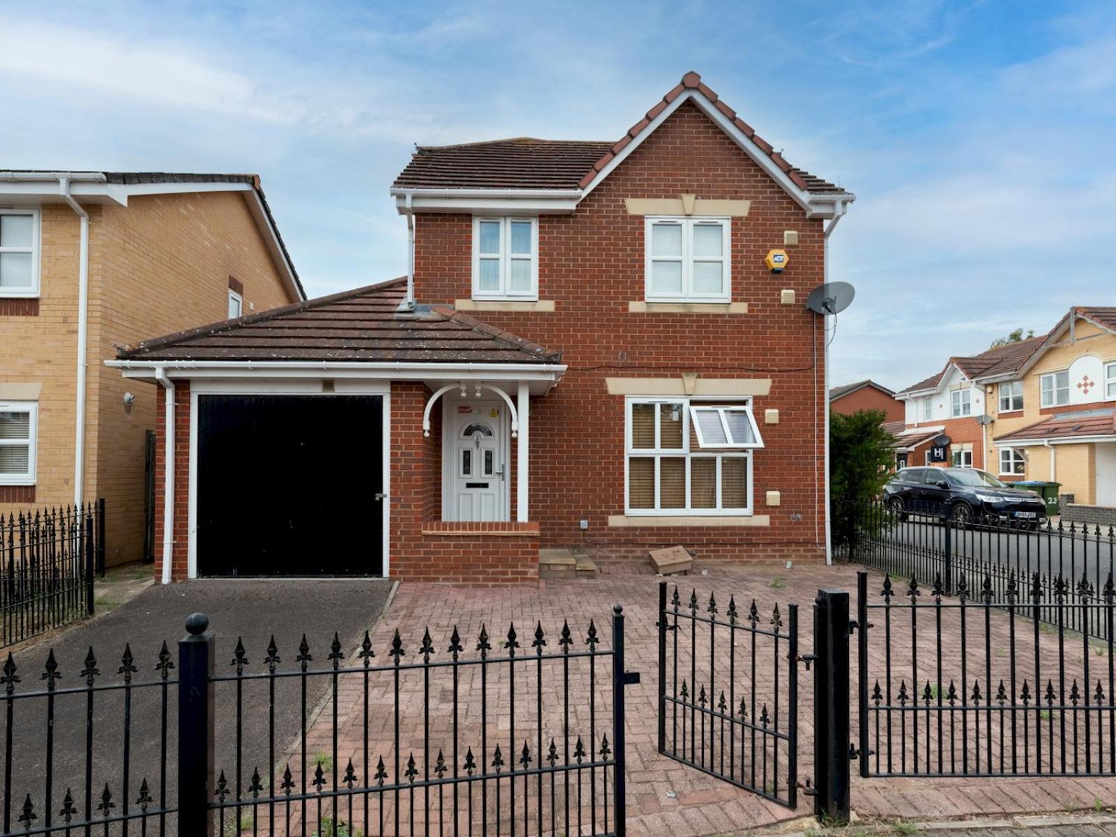 4 Bed House In Greater Parking Pass The Keys London