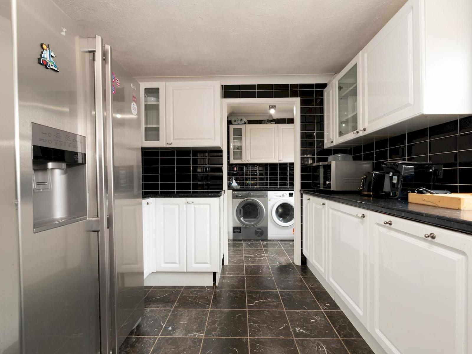 4 Bed House In Greater Parking Pass The Keys London