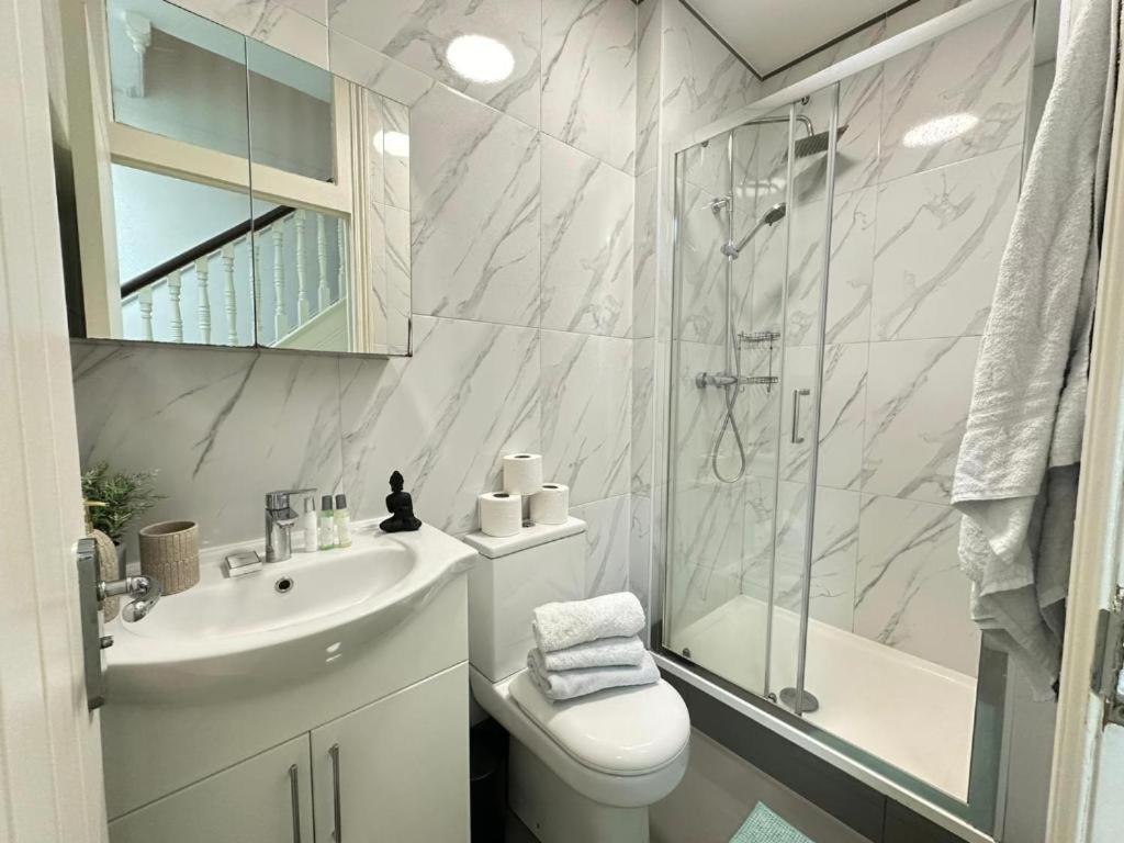 Luxury Four Bedroom Near Oxford Street Apartment *