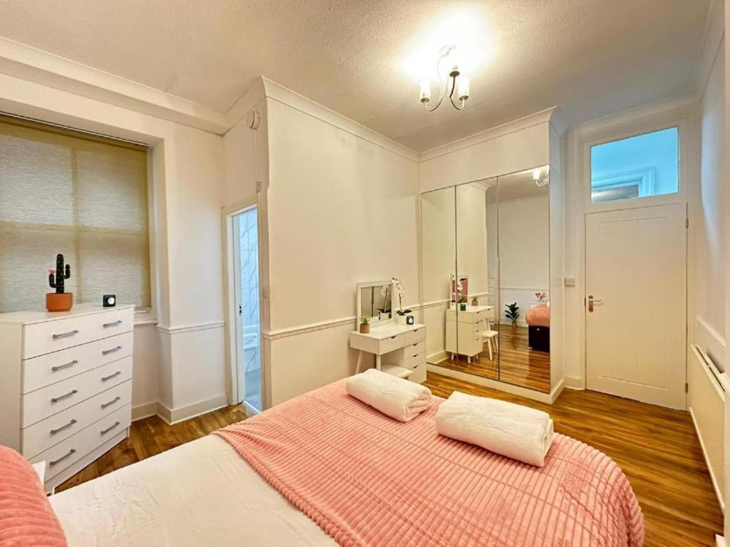 Luxury Four Bedroom Near Oxford Street Apartment *