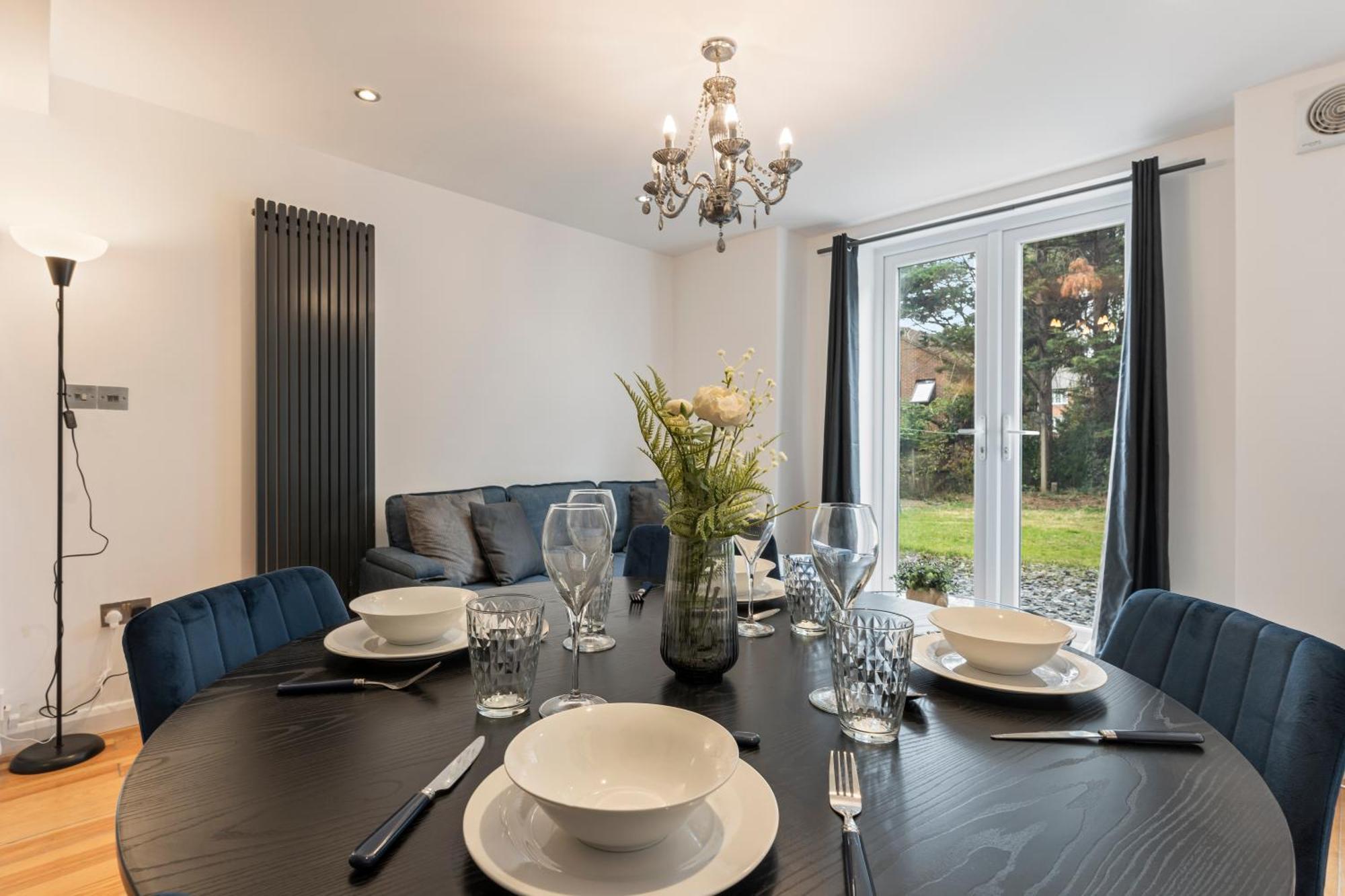 Apartment Charming 2-bed Flat With Garden In London