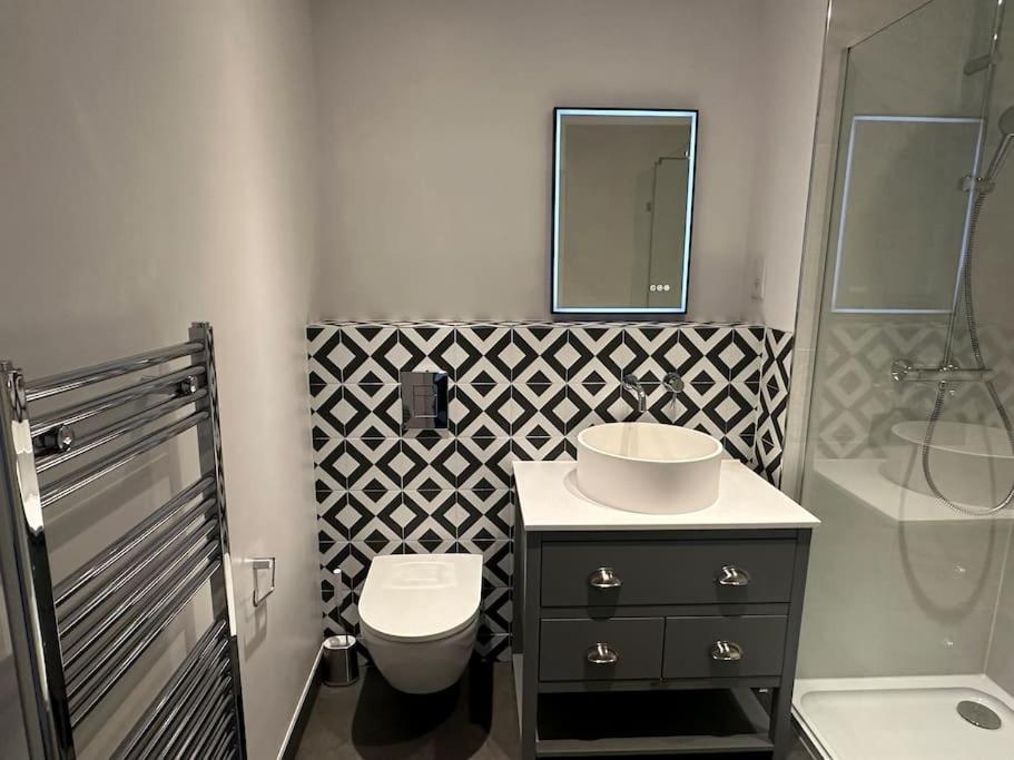 1bed Flat With Views - 1min Walk To Tube Station *