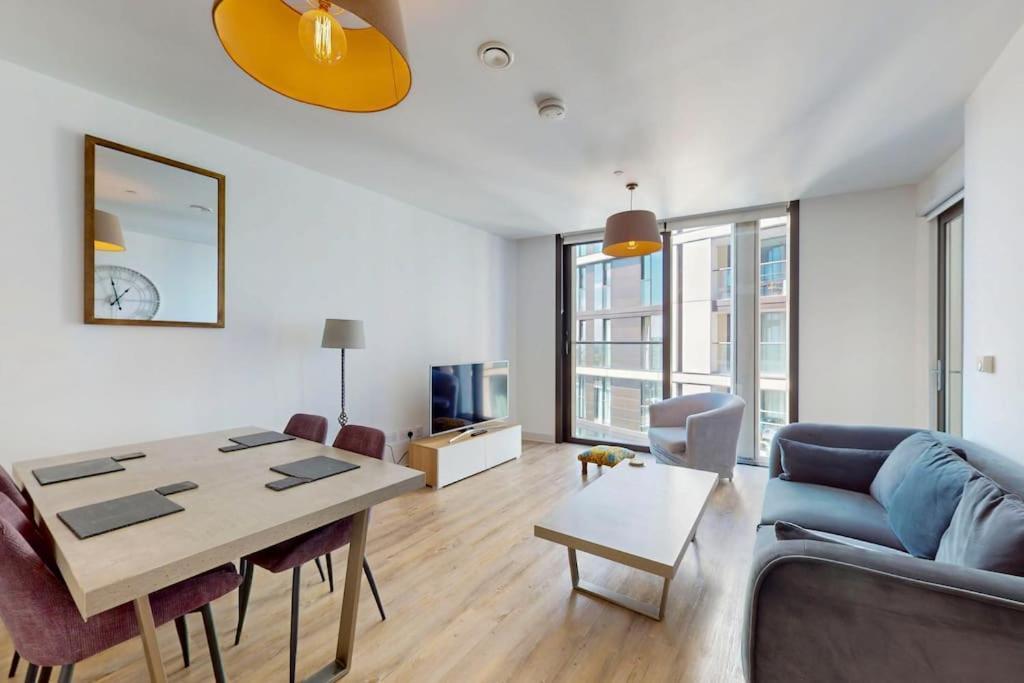 1bed Flat With Views - 1min Walk To Tube Station