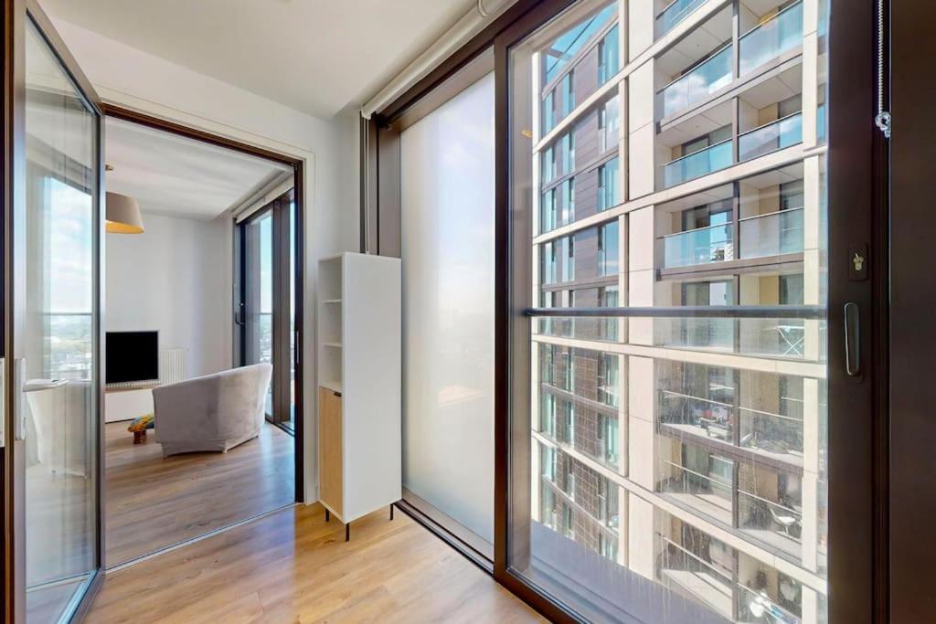 1bed Flat With Views - 1min Walk To Tube Station Apartment *